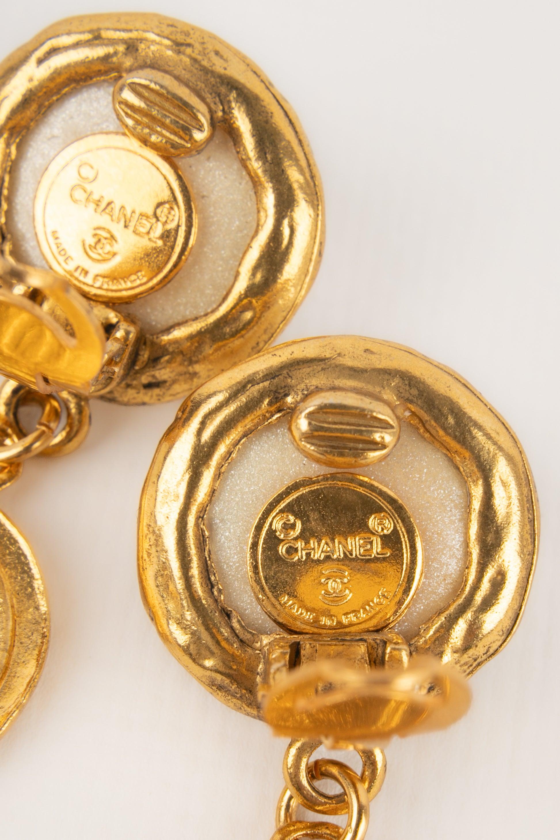 Chanel Long Golden Metal Clip-on Earrings with Pearly Cabochons, 1990s 2