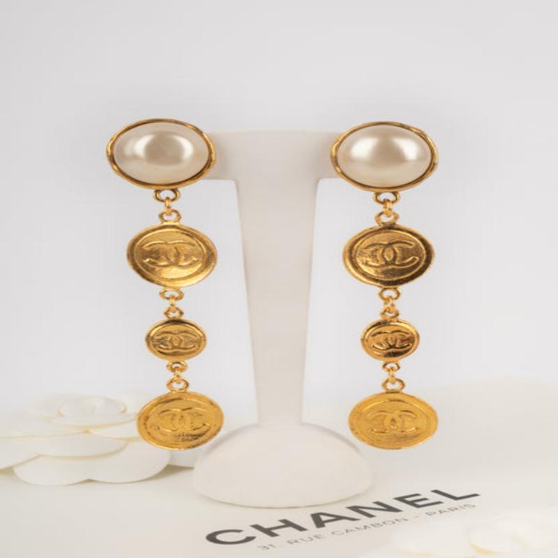 Chanel Long Golden Metal Clip-on Earrings with Pearly Cabochons, 1990s 3