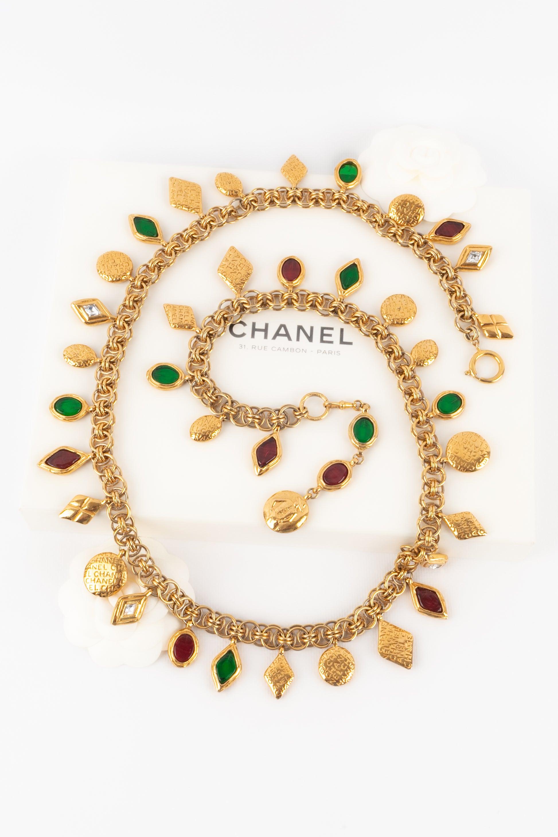 CHANEL - (Made in France) Long golden metal necklace with rhinestones and glass paste. Jewellery from the 1980s.

Additional information: 
Condition: Very good condition 
Dimensions: Length: 96 cm

Seller Reference: CB136