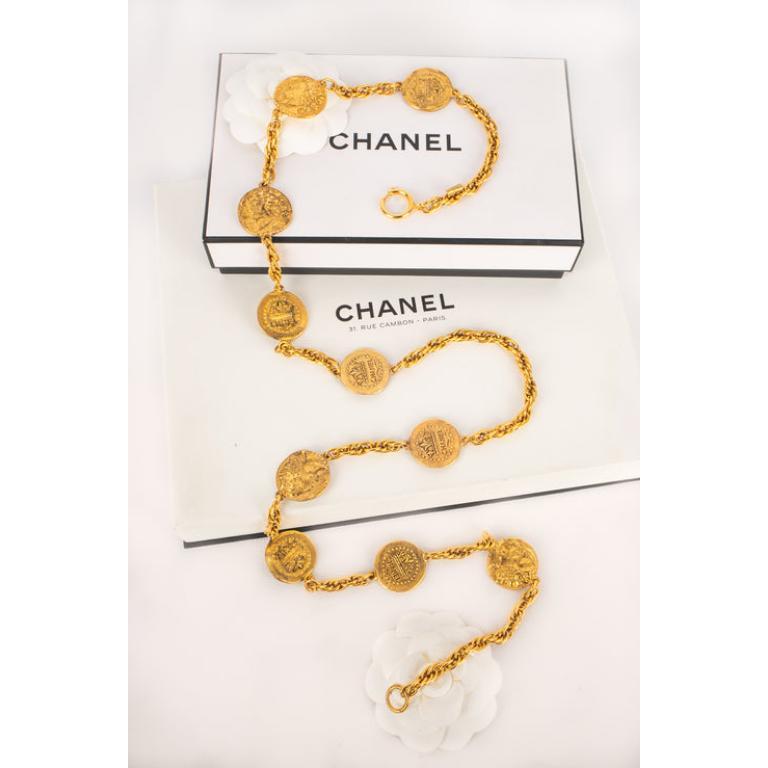 Chanel - (Made in France) Long golden metal necklace with circular engraved medallions. Jewelry from the late 1980s.

Additional information:
Condition: Very good condition
Dimensions: Length: 104 cm

Seller Reference: CB28