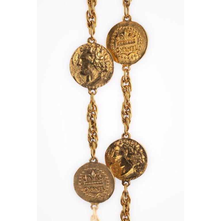 Chanel Long Golden Metal Necklace with Medallions In Excellent Condition In SAINT-OUEN-SUR-SEINE, FR
