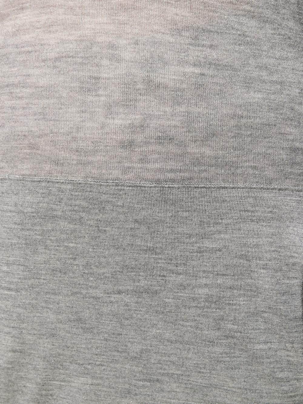 Dieser kuschelige, gebrauchte Pullover von Chanel wurde in Italien aus einer weichen Mischung aus hellgrauem Kaschmir und Seide gefertigt und ist gleichermaßen mühelos und verführerisch. Es hat lange Ärmel, eine lange Länge, einen tiefen