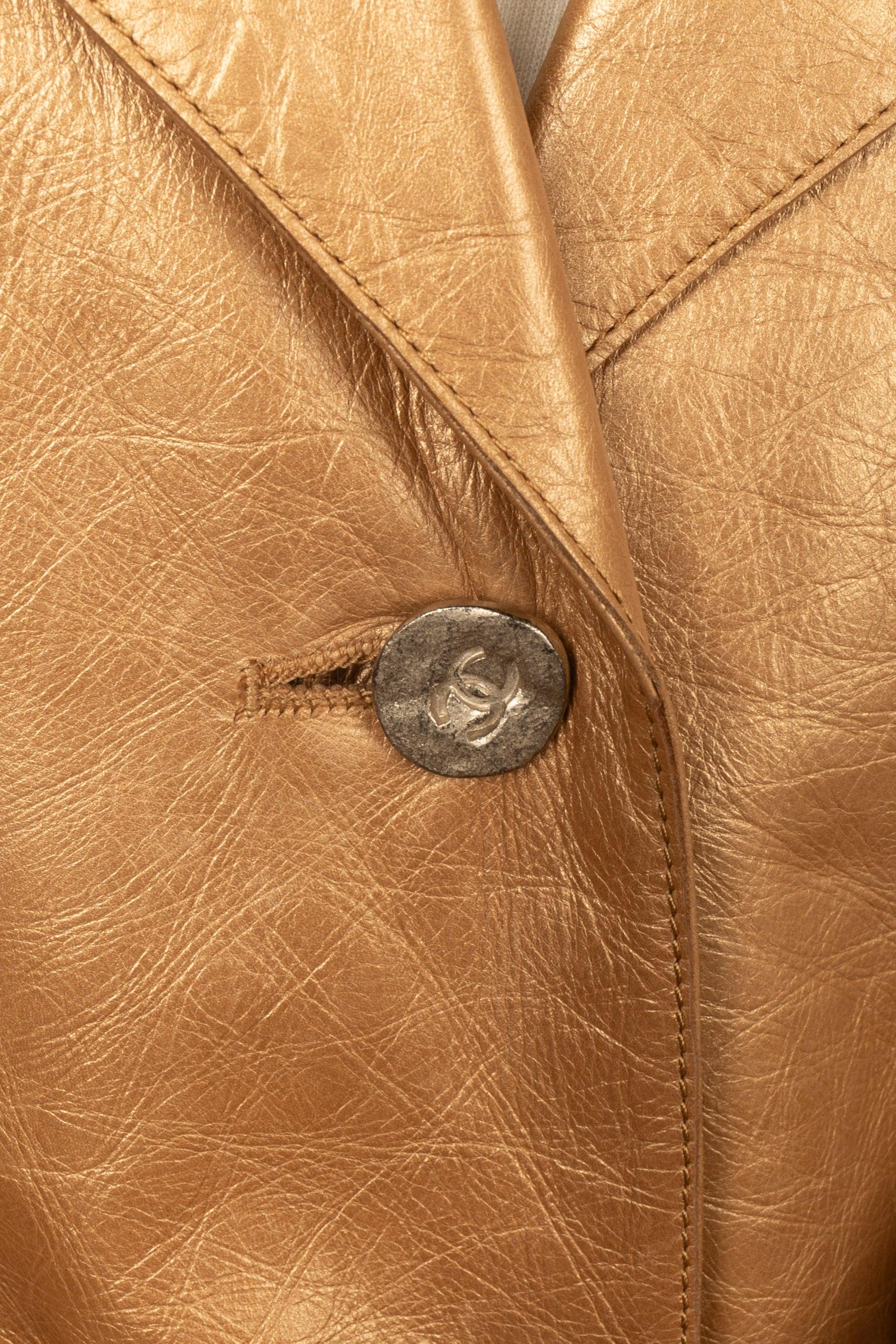 Veste longue Chanel en cuir doré et doublure en soie, 2006 1