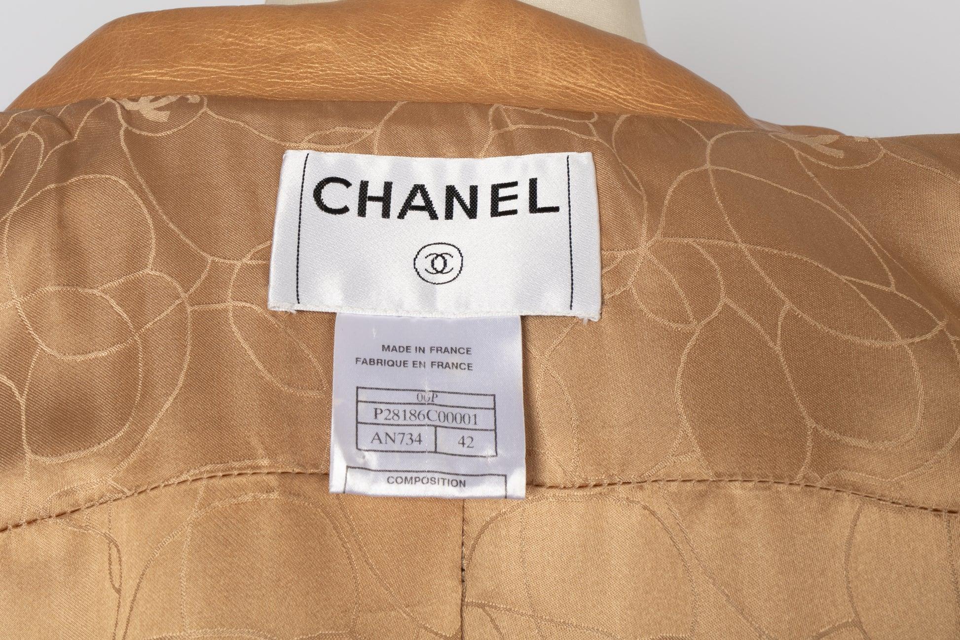 Veste longue Chanel en cuir doré et doublure en soie, 2006 5