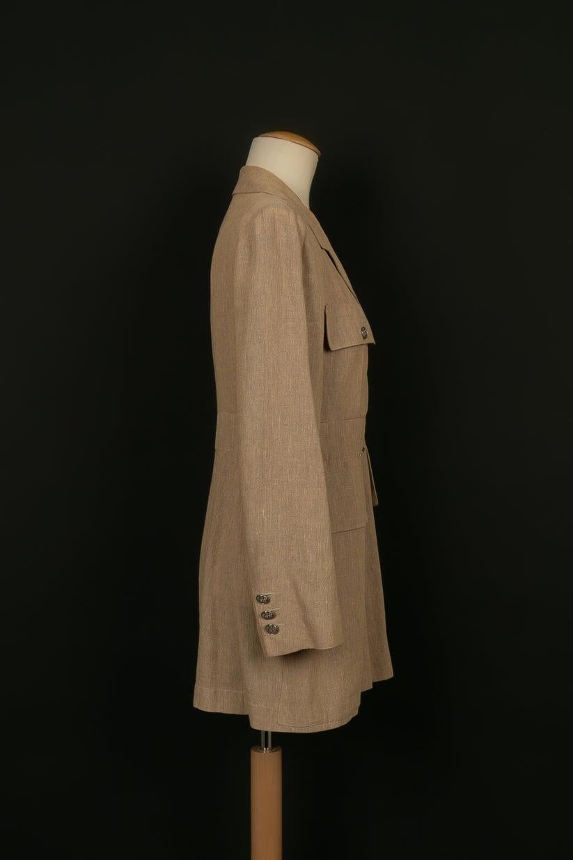 Chanel - (Made in France) Long jacket in light brown linen. Lining in silk. Spring-Summer 1998 collection. Size 42FR.

Additional information: 
Dimensions: Shoulder width: 42 cm, Chest: 43 cm, Sleeve length: 58 cm, Length: 80 cm
Condition: Very good
