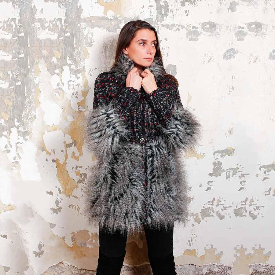 Superb Chanel long jacket in multicolored tweed and gray faux fur. A long zip comes close with a few buttons.
The lining is black monogram satin . The buttons are in silver metal.
Made in France. Fall/Winter 2010 / 2011.
Size 36.
Dimensions :