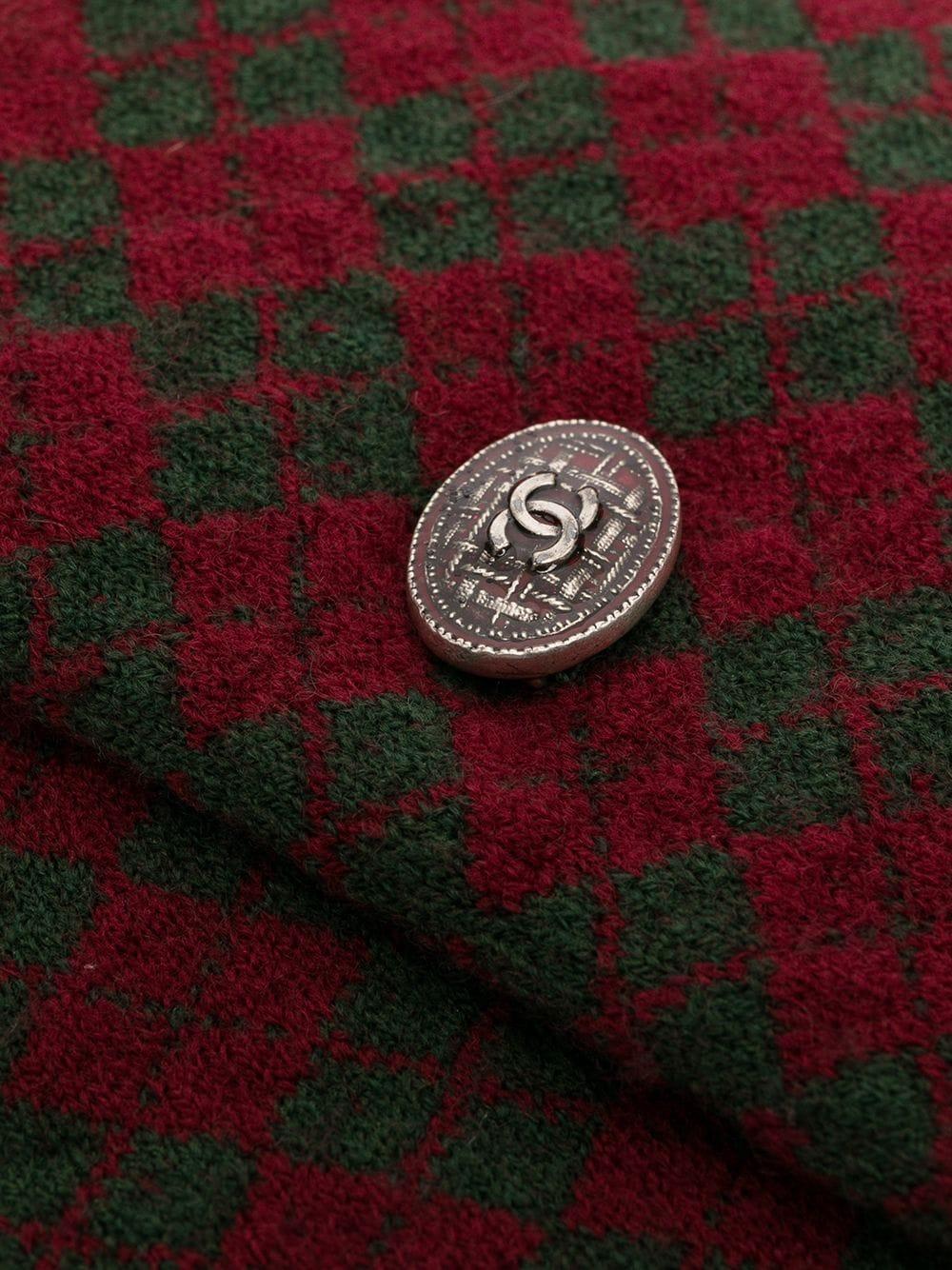 Diese langen Fäustlinge von Chanel sind aus 100% Wolle in einem charmanten und trendigen rot/grünen Schottenmuster gefertigt. Einfach perfekt für die kälteren Monate.

Farbe: Rot & Grün Tartan

Zusammensetzung: 100% Wolle

Zustand: Hervorragender