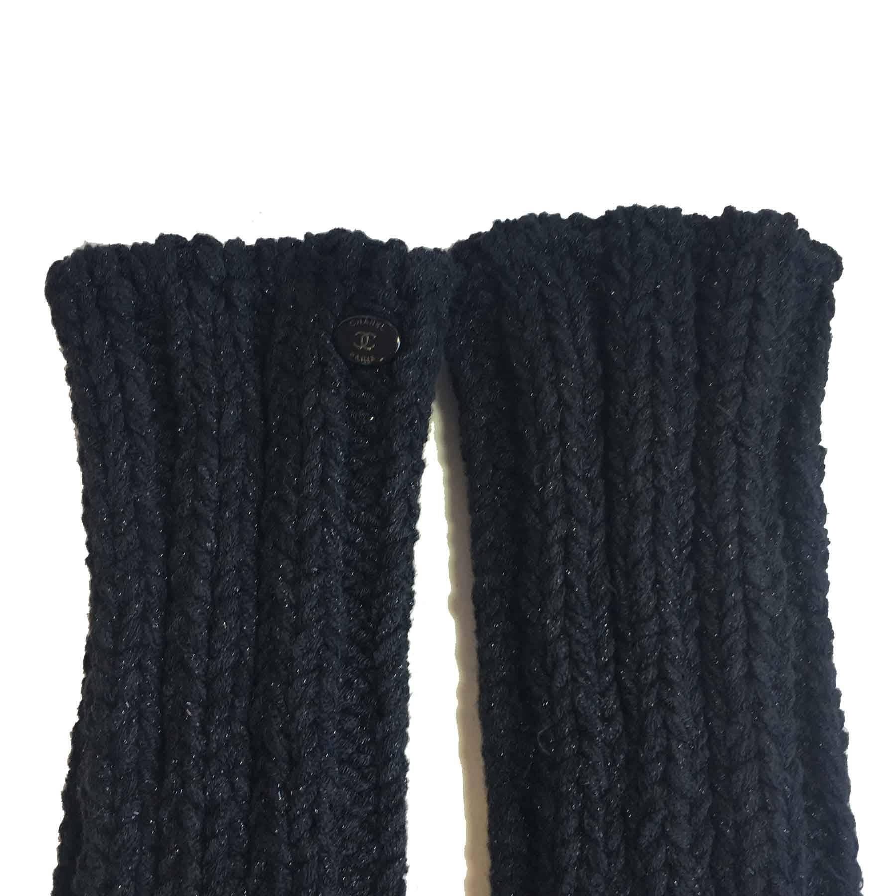 CHANEL Lange gestrickte Mittens aus schwarzer Baumwolle, Kaschmir und Seide Größe 2 (Schwarz) im Angebot