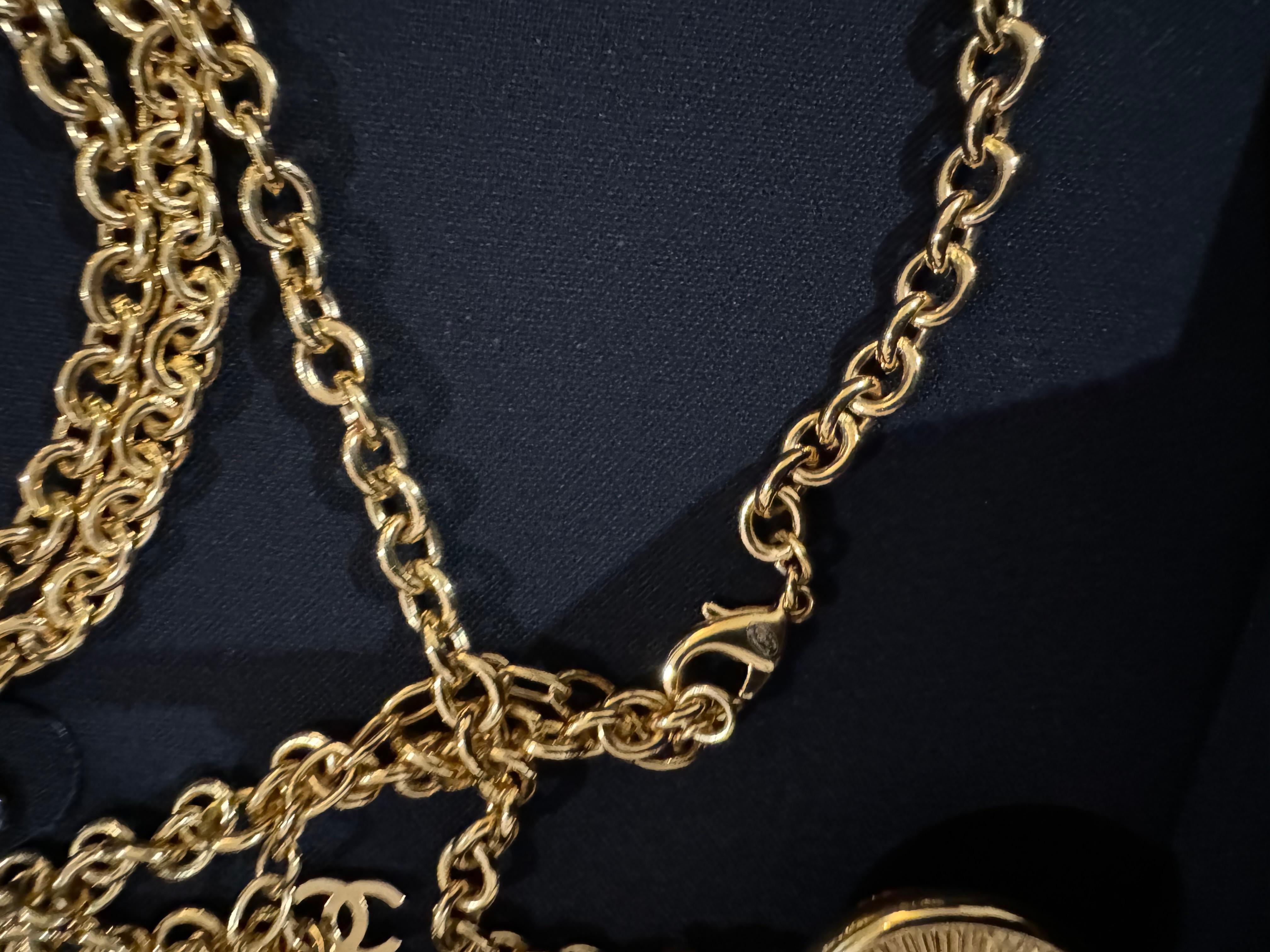 Chanel long medallion necklace gold with chanel cc logo In New Condition For Sale In London, England