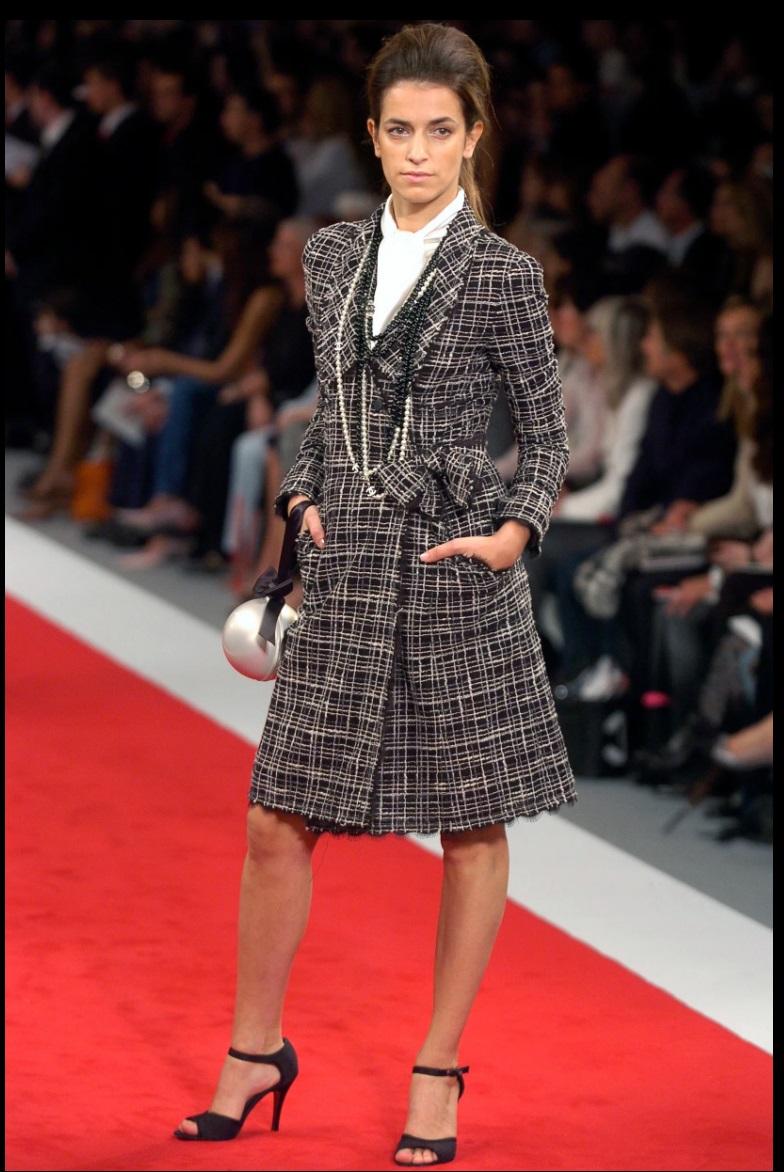 Chanel - (Made in France) Collana lunga a più file di perle con perle di vetro nere e piccoli loghi smaltati di Chanel. Collezione primavera-estate 2005 sotto la direzione di Karl Lagerfeld.

Informazioni aggiuntive:
Condizioni: Ottime