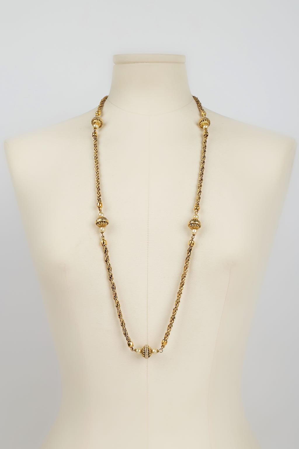 Chanel -(Made in France) Long necklace in gilded metal decorated with pearly pearls. Collection 1984.

Additional information: 
Dimensions: Length : 84 cm
Condition: Very good condition
Seller Ref number: CB28