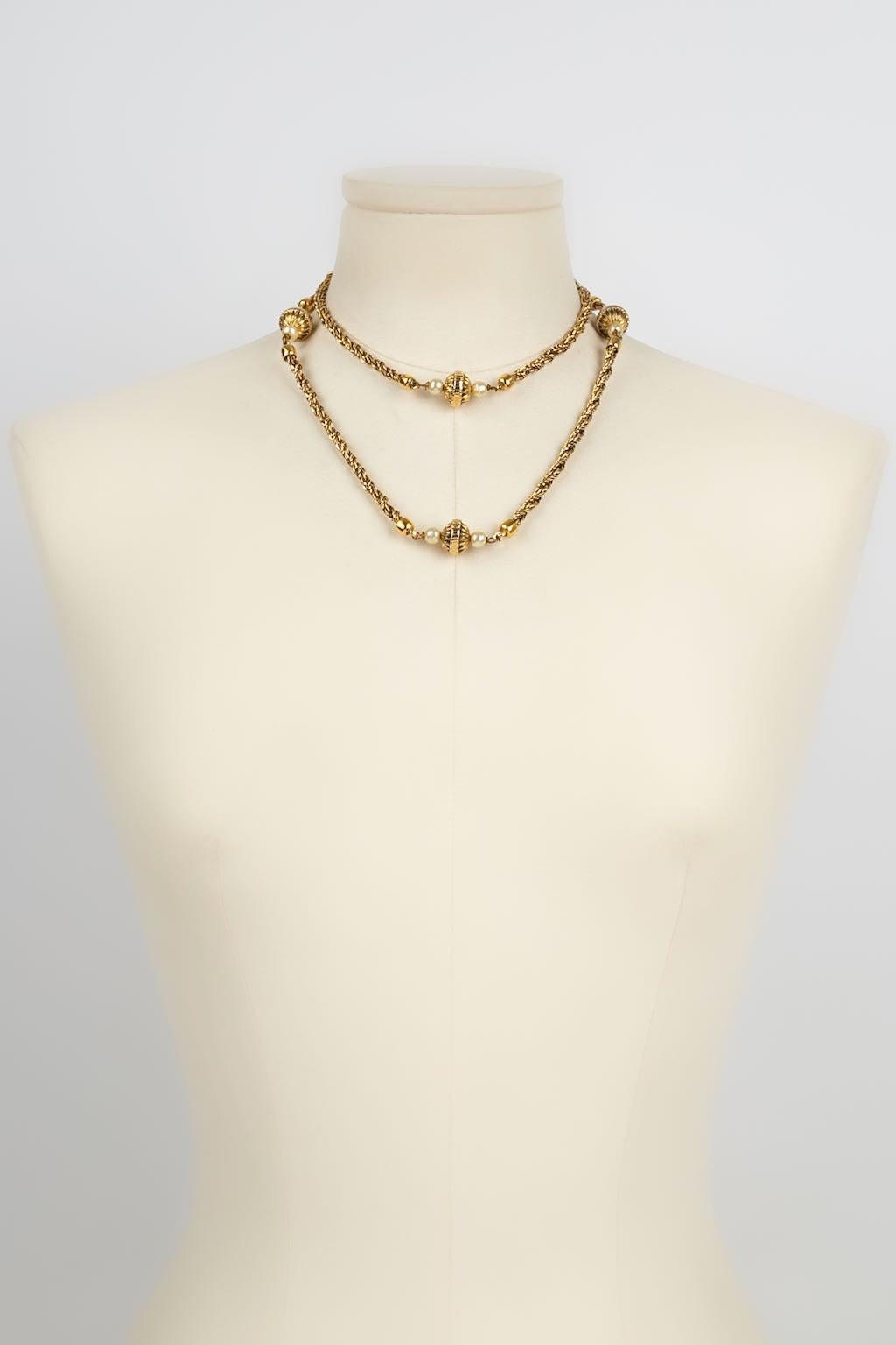 Chanel Long Necklace in Gilded Metal with Pearly Pearls In Excellent Condition For Sale In SAINT-OUEN-SUR-SEINE, FR