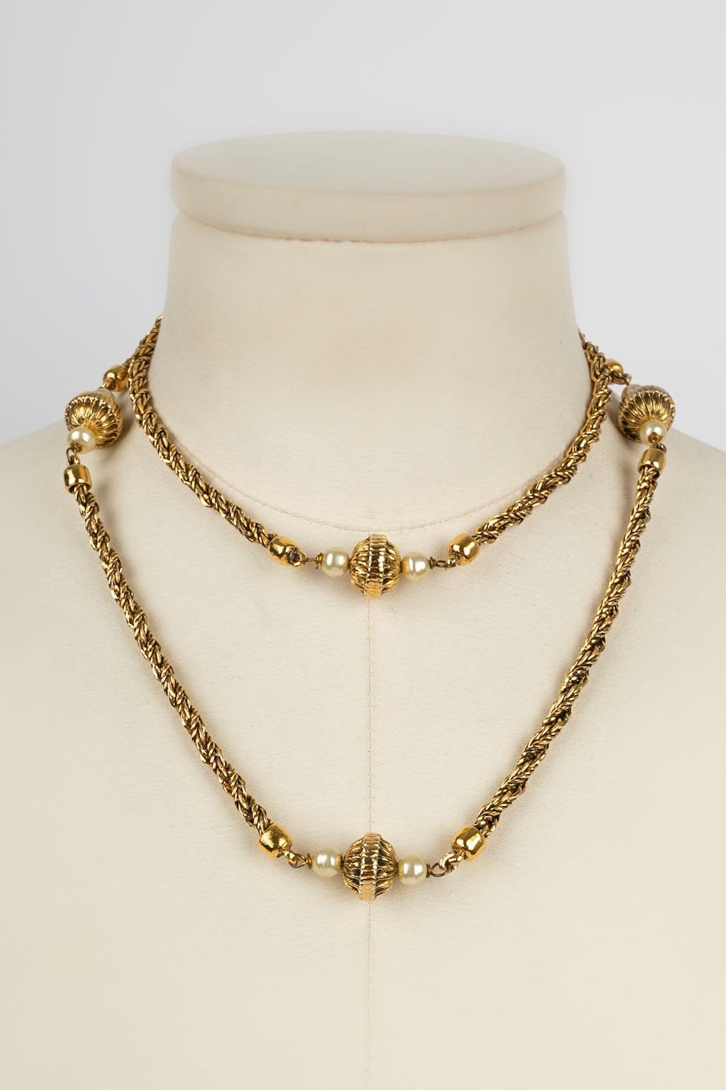 Women's Chanel Long Necklace in Gilded Metal with Pearly Pearls For Sale