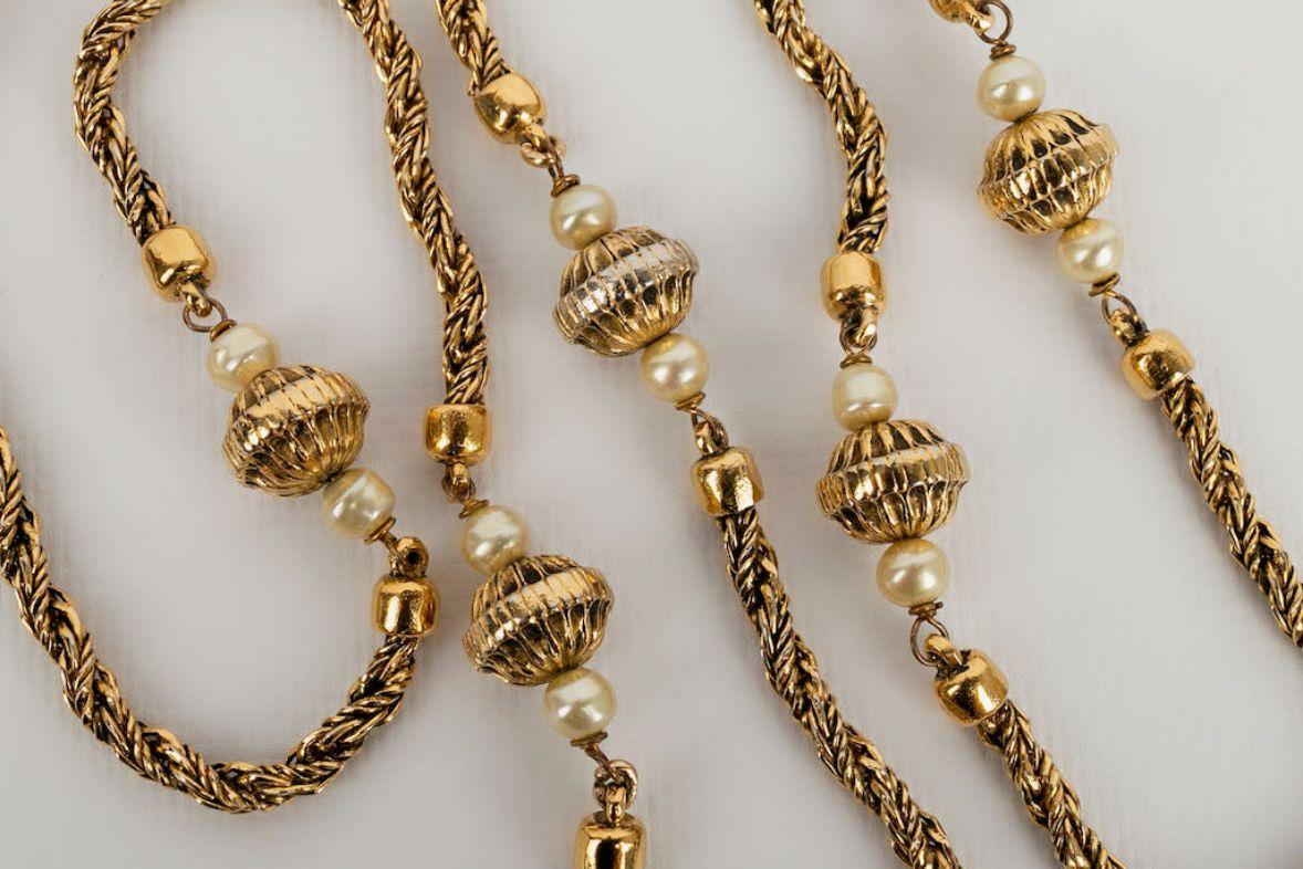 Lange Chanel-Halskette aus vergoldetem Metall mit Perlenperlen im Angebot 1