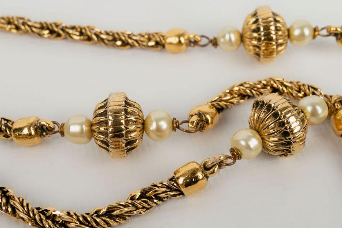 Chanel Long Necklace in Gilded Metal with Pearly Pearls For Sale 2