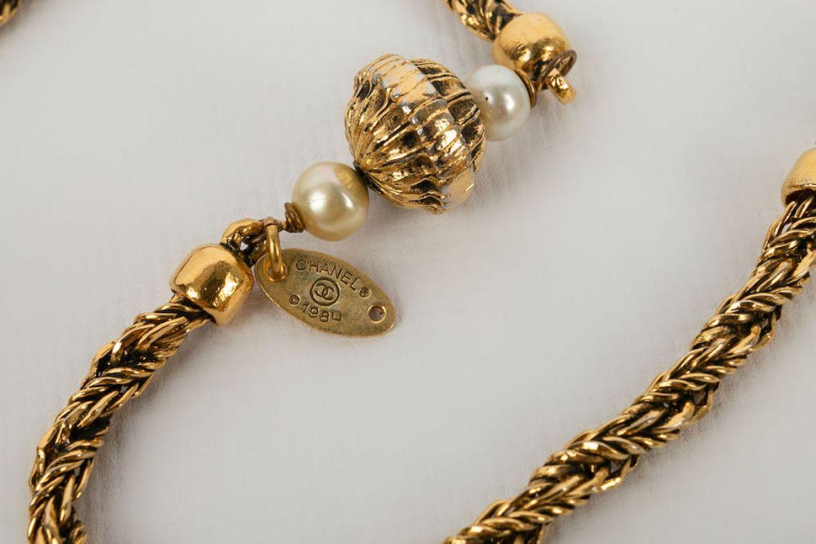 Chanel Long Necklace in Gilded Metal with Pearly Pearls For Sale 3