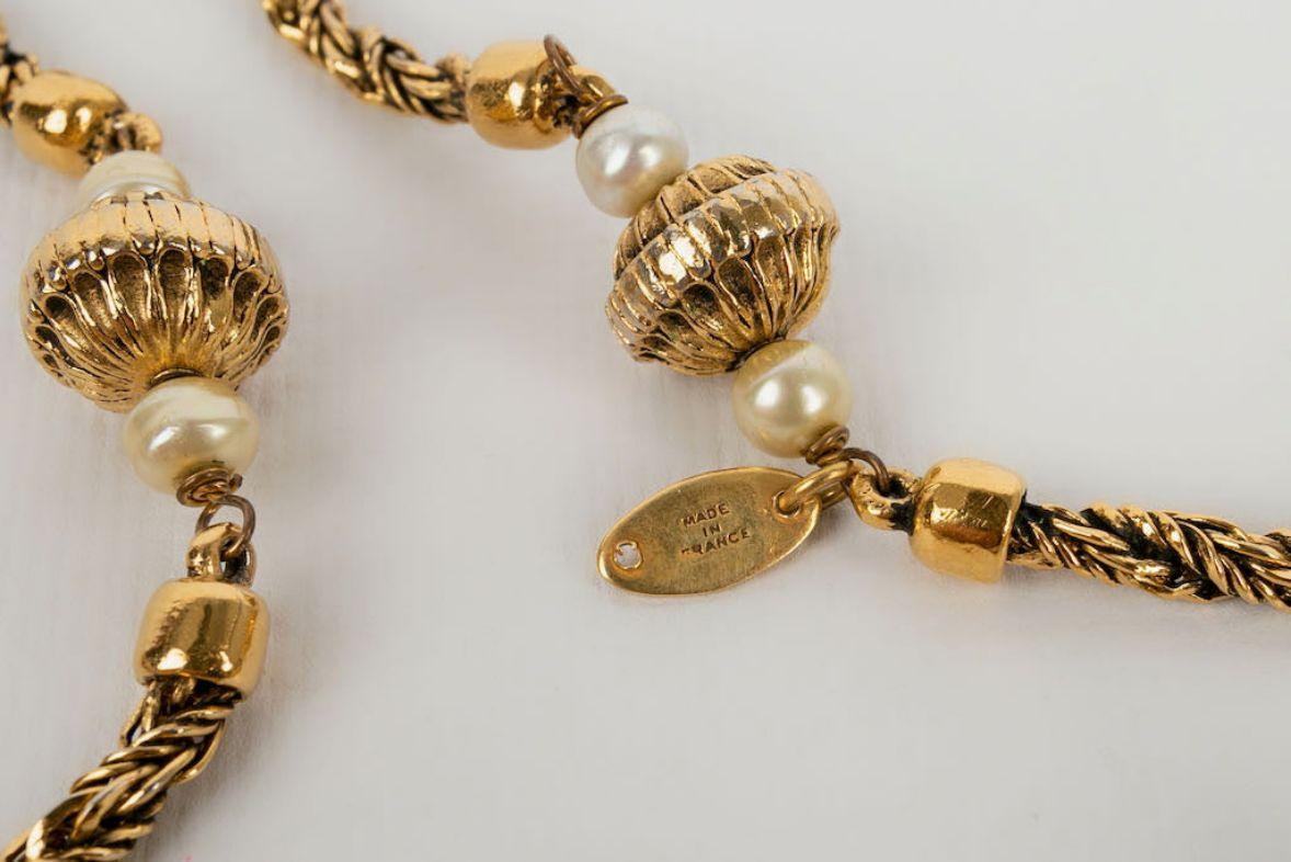 Chanel Long Necklace in Gilded Metal with Pearly Pearls For Sale 4
