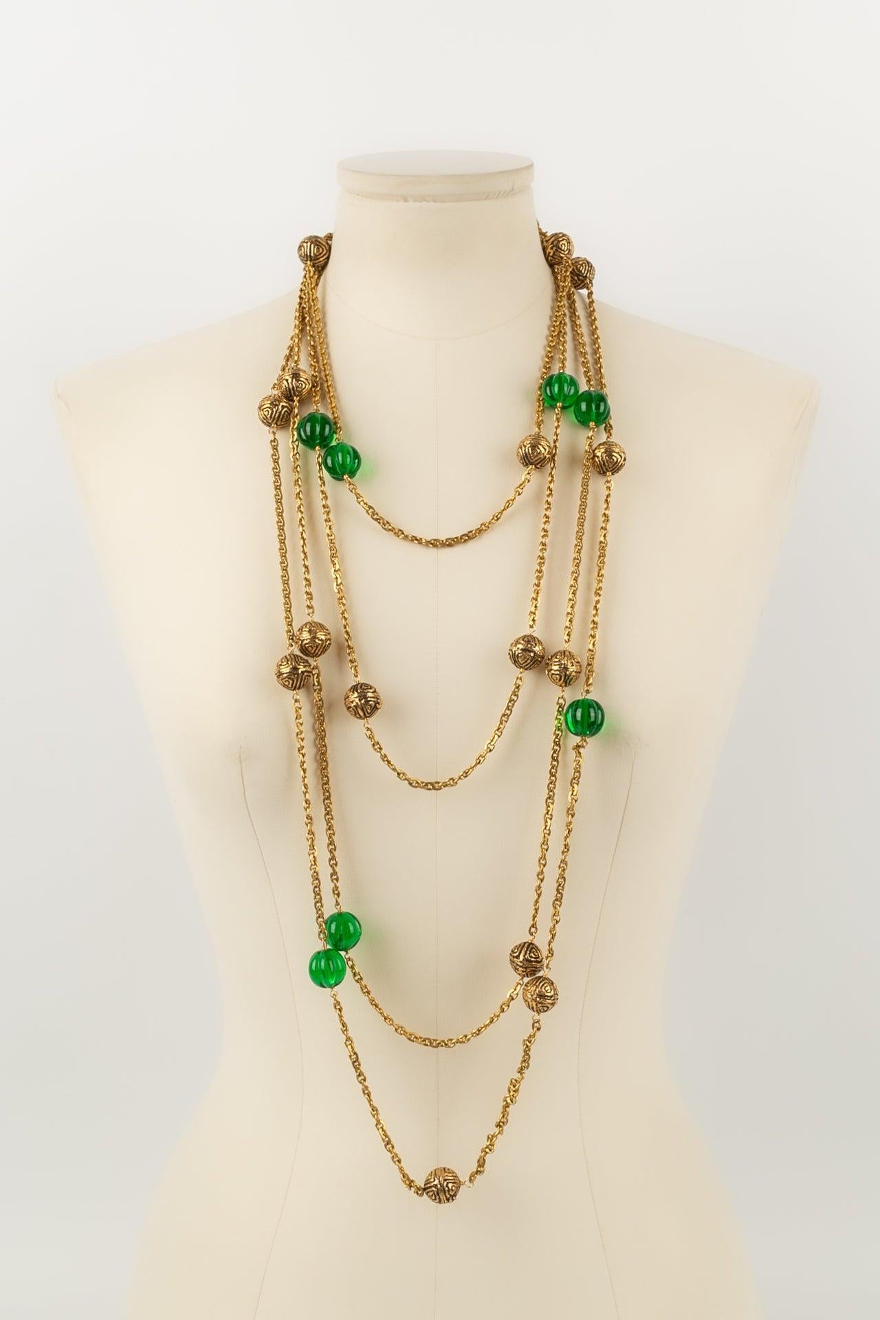 Chanel - (Made in France) Long necklace in gold metal and glass beads.

Additional information:
Dimensions: Length: 400 cm
Condition: Very good condition
Seller Ref number: CB137 