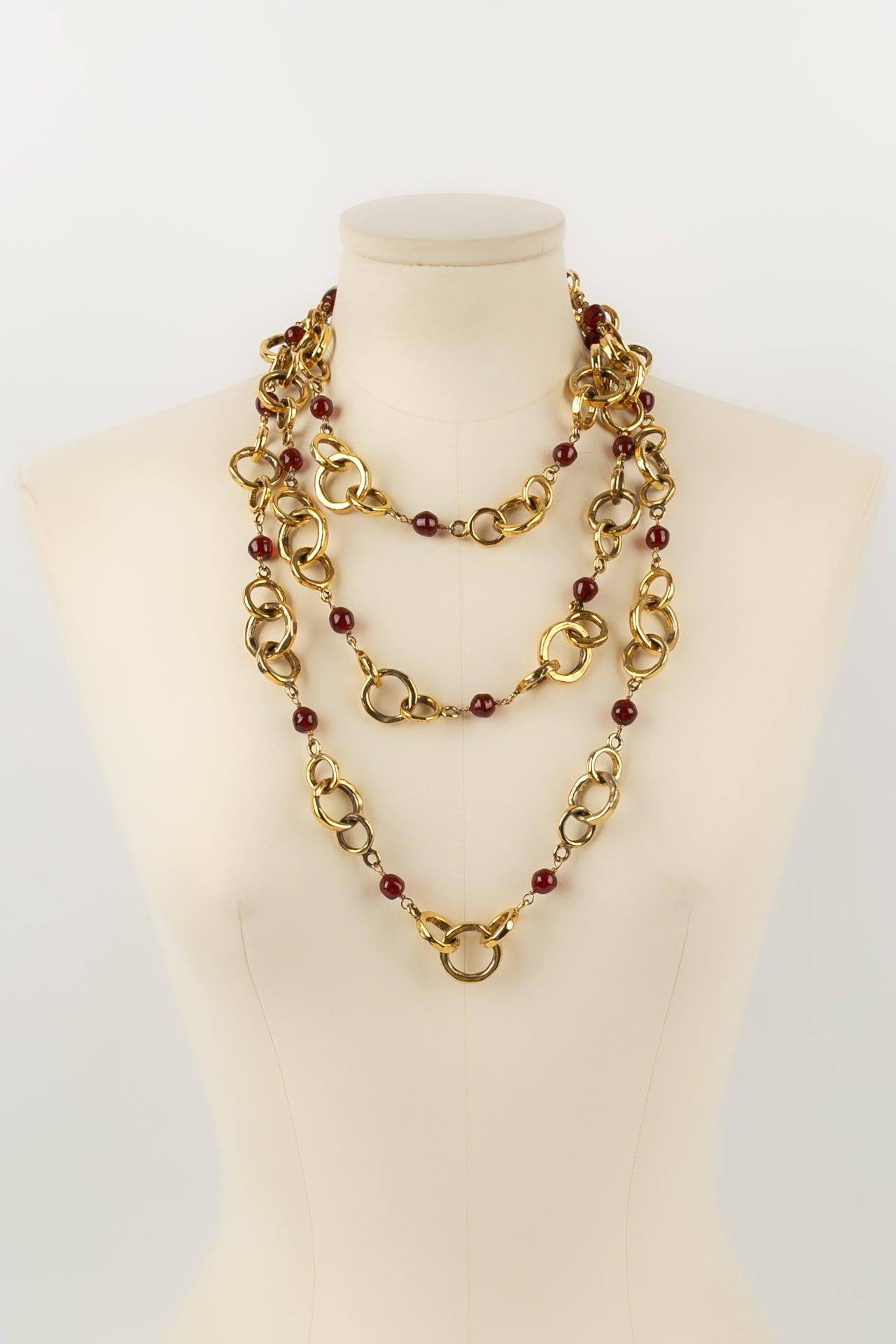 Chanel - Long necklace in gold metal and red glass beads. Collection 1984.

Additional information:
Dimensions: Length: 185 cm
Condition: Very good condition
Seller Ref number: CB138
