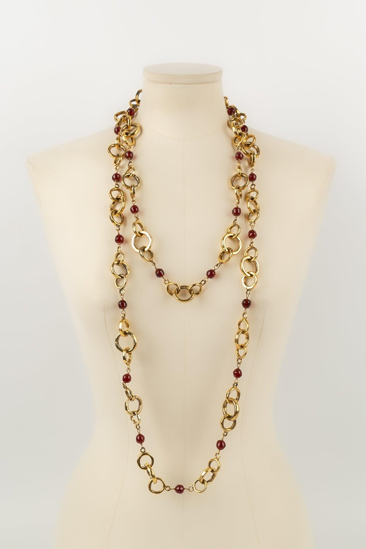 Chanel Long Necklace in Gold Metal and Red Glass Beads, 1984 In Excellent Condition For Sale In SAINT-OUEN-SUR-SEINE, FR