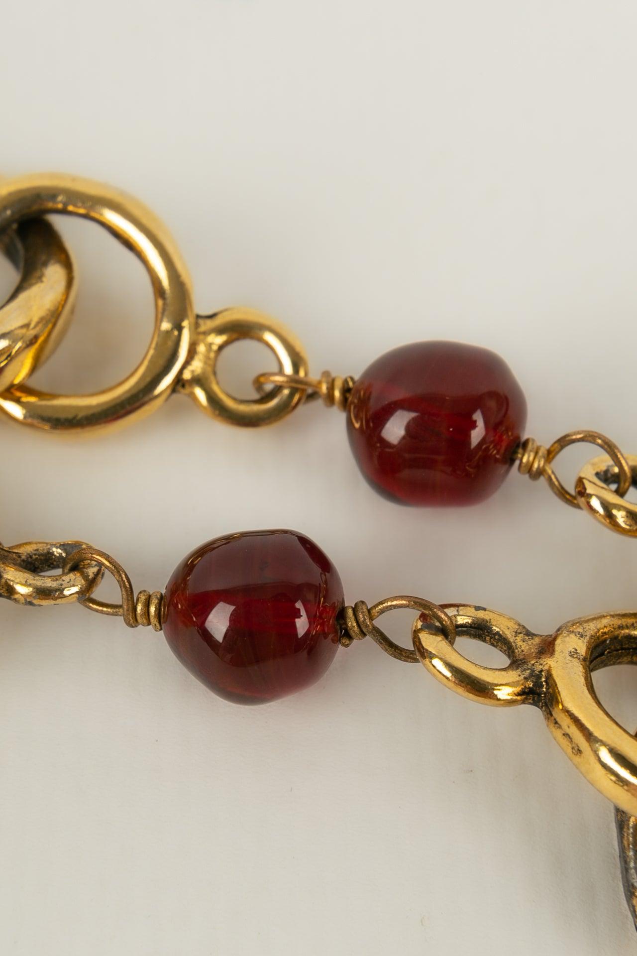 Chanel Long Necklace in Gold Metal and Red Glass Beads, 1984 For Sale 3