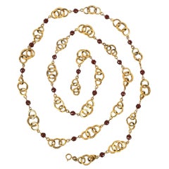 Chanel Collar largo de metal dorado y cuentas de vidrio rojas, 1984
