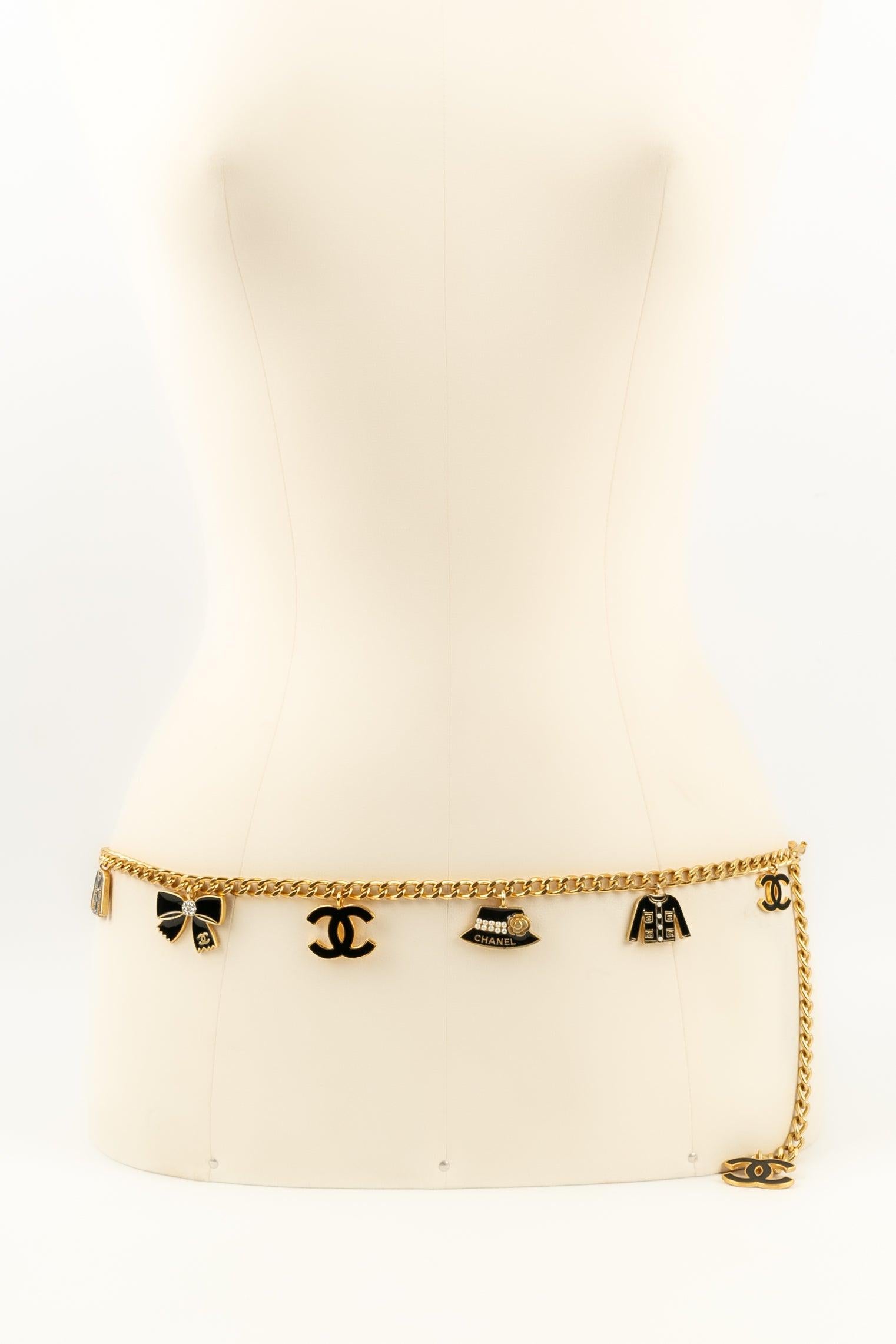 Chanel Collier long en métal plaqué or et breloques, 2002 en vente 6