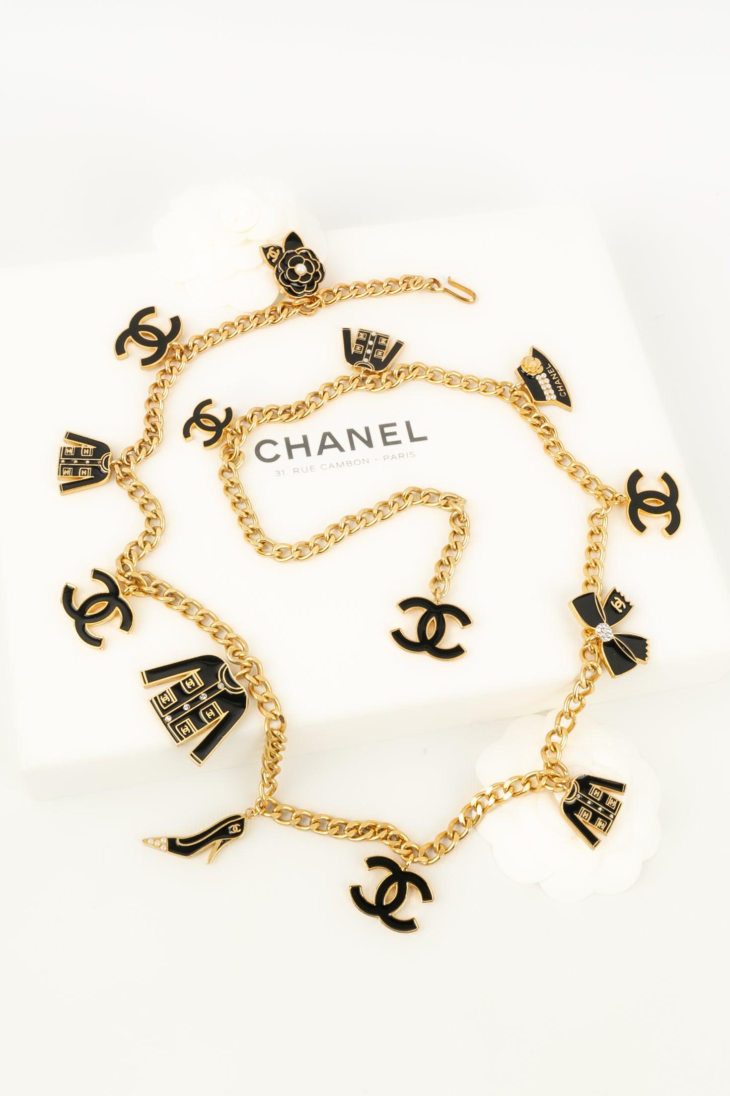 Chanel Collier long en métal plaqué or et breloques, 2002 en vente 7