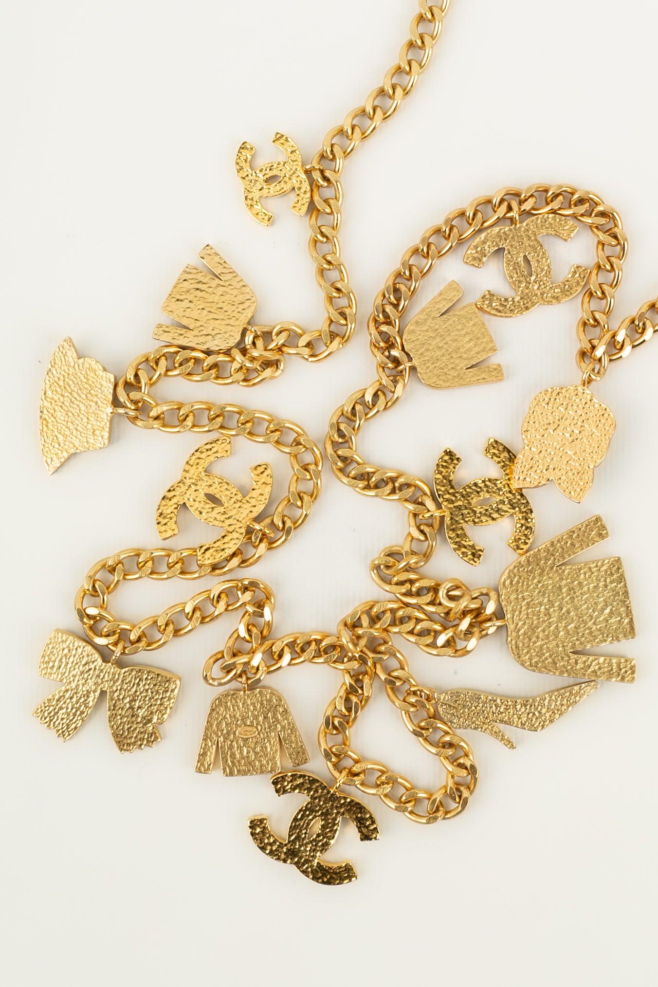 Lange Chanel-Halskette aus vergoldetem Metall und Anhängern, 2002 im Zustand „Hervorragend“ im Angebot in SAINT-OUEN-SUR-SEINE, FR