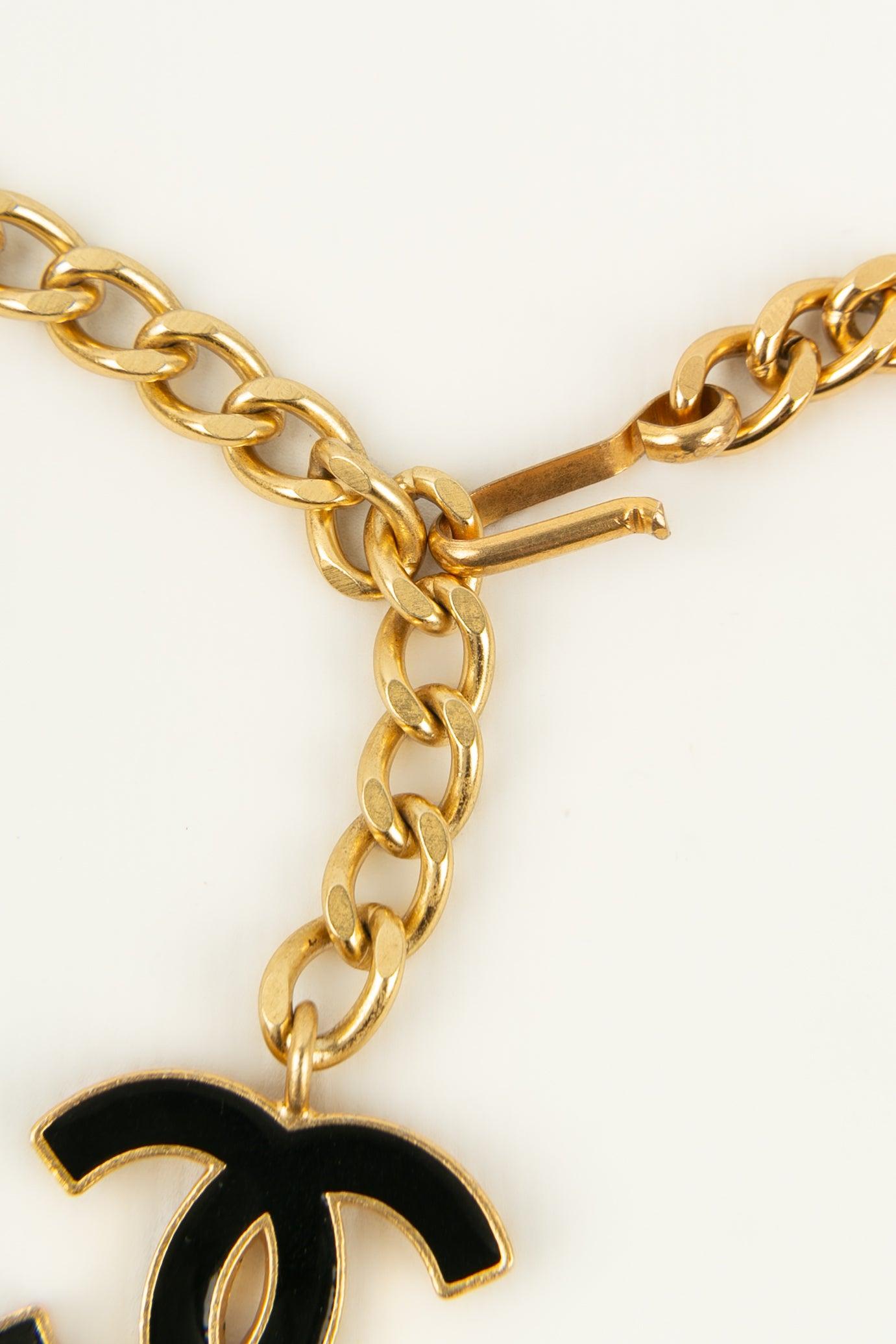 Chanel Collier long en métal plaqué or et breloques, 2002 Pour femmes en vente