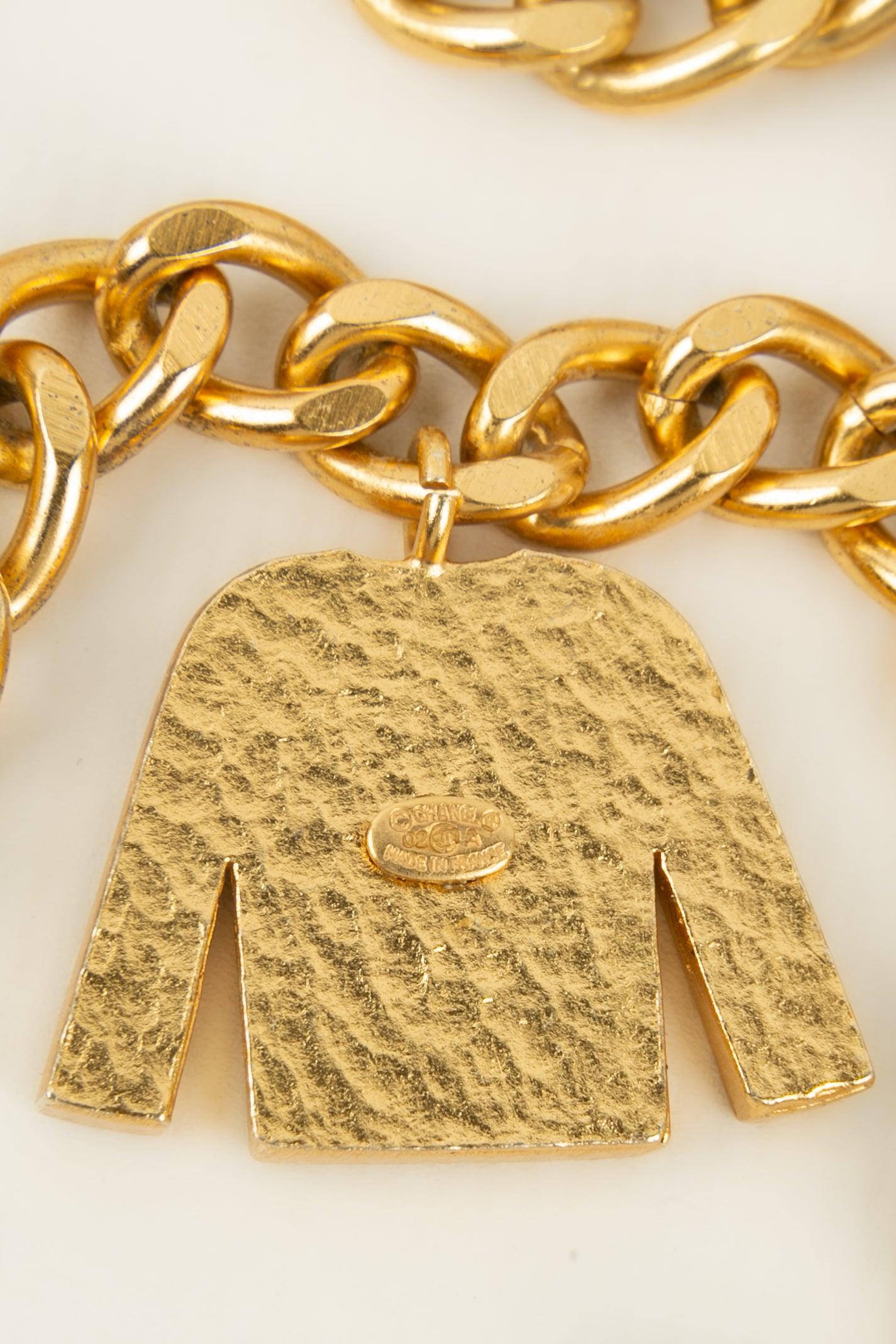 Chanel Collier long en métal plaqué or et breloques, 2002 en vente 1