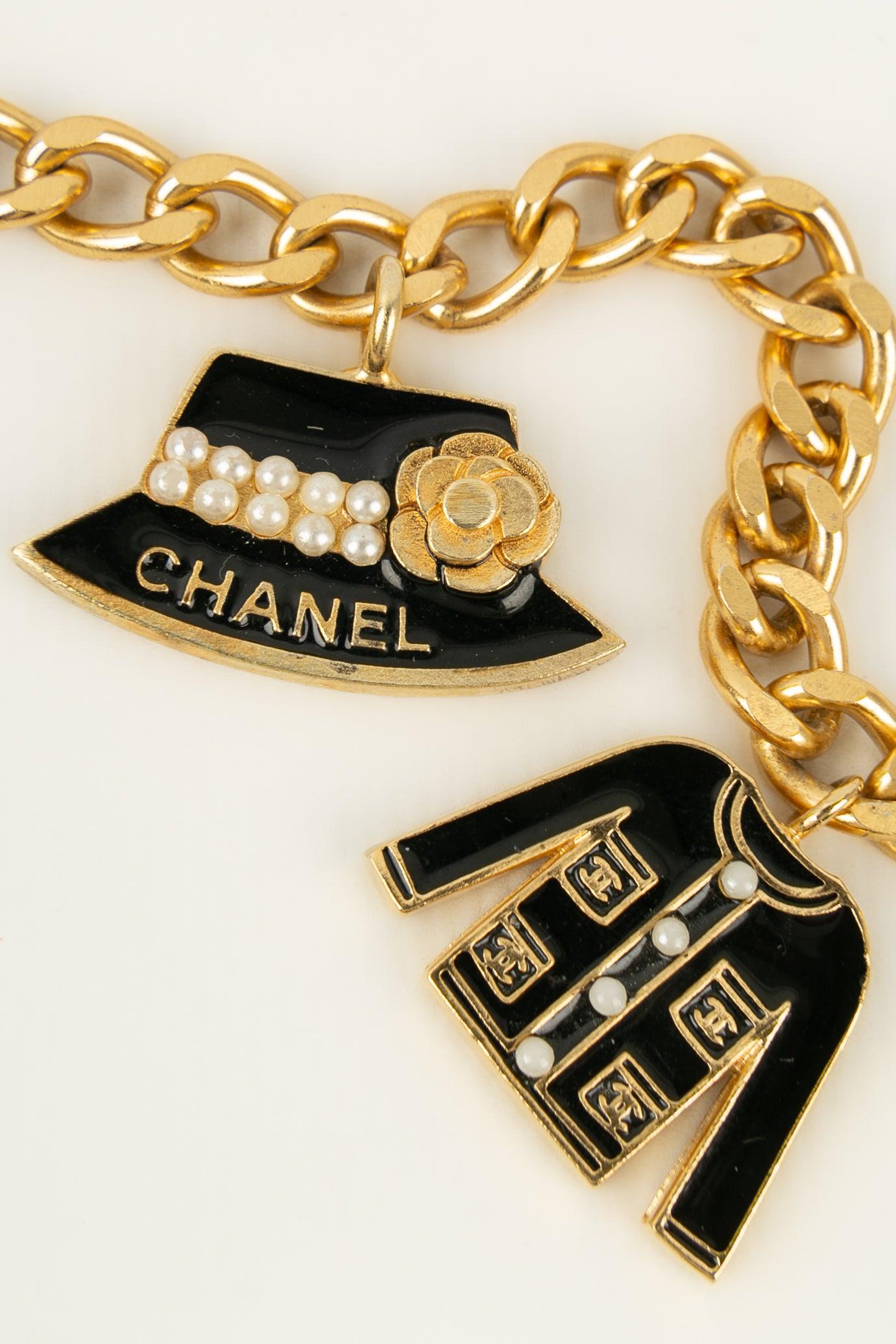 Chanel Collier long en métal plaqué or et breloques, 2002 en vente 2