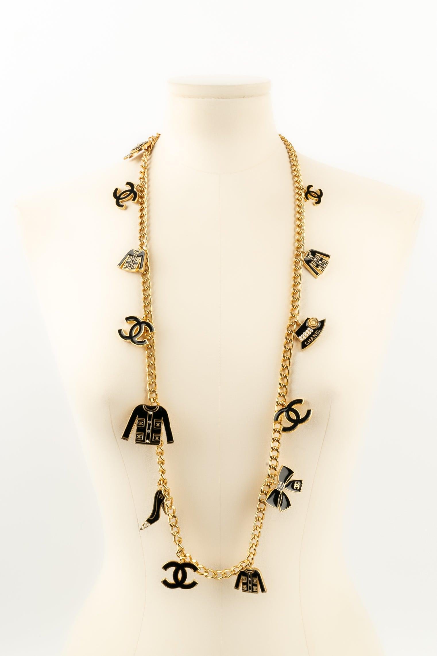 Lange Chanel-Halskette aus vergoldetem Metall und Anhängern, 2002 im Angebot 3