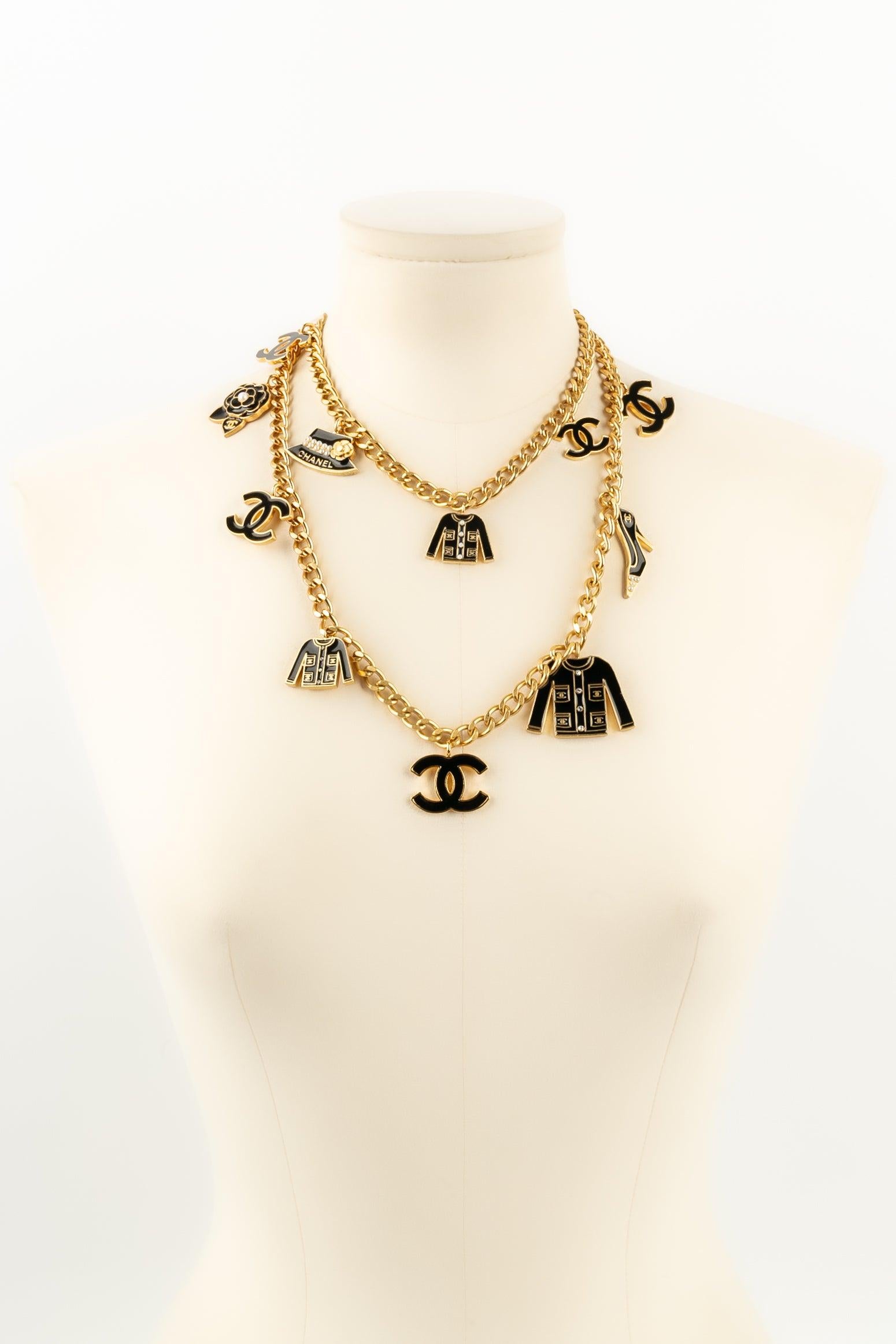 Lange Chanel-Halskette aus vergoldetem Metall und Anhängern, 2002 im Angebot 4