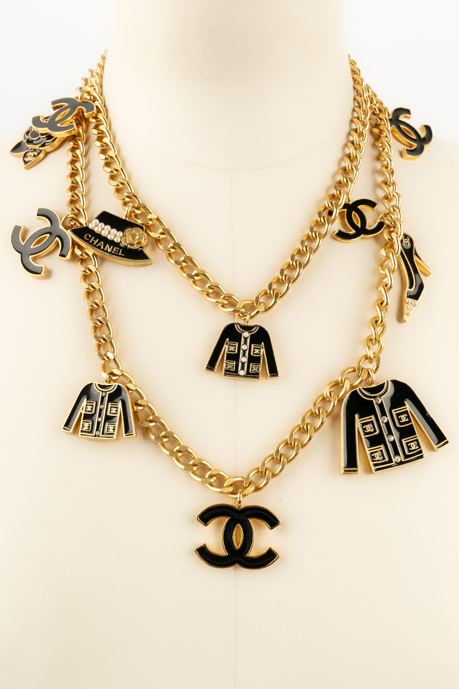 Chanel Collier long en métal plaqué or et breloques, 2002 en vente 5