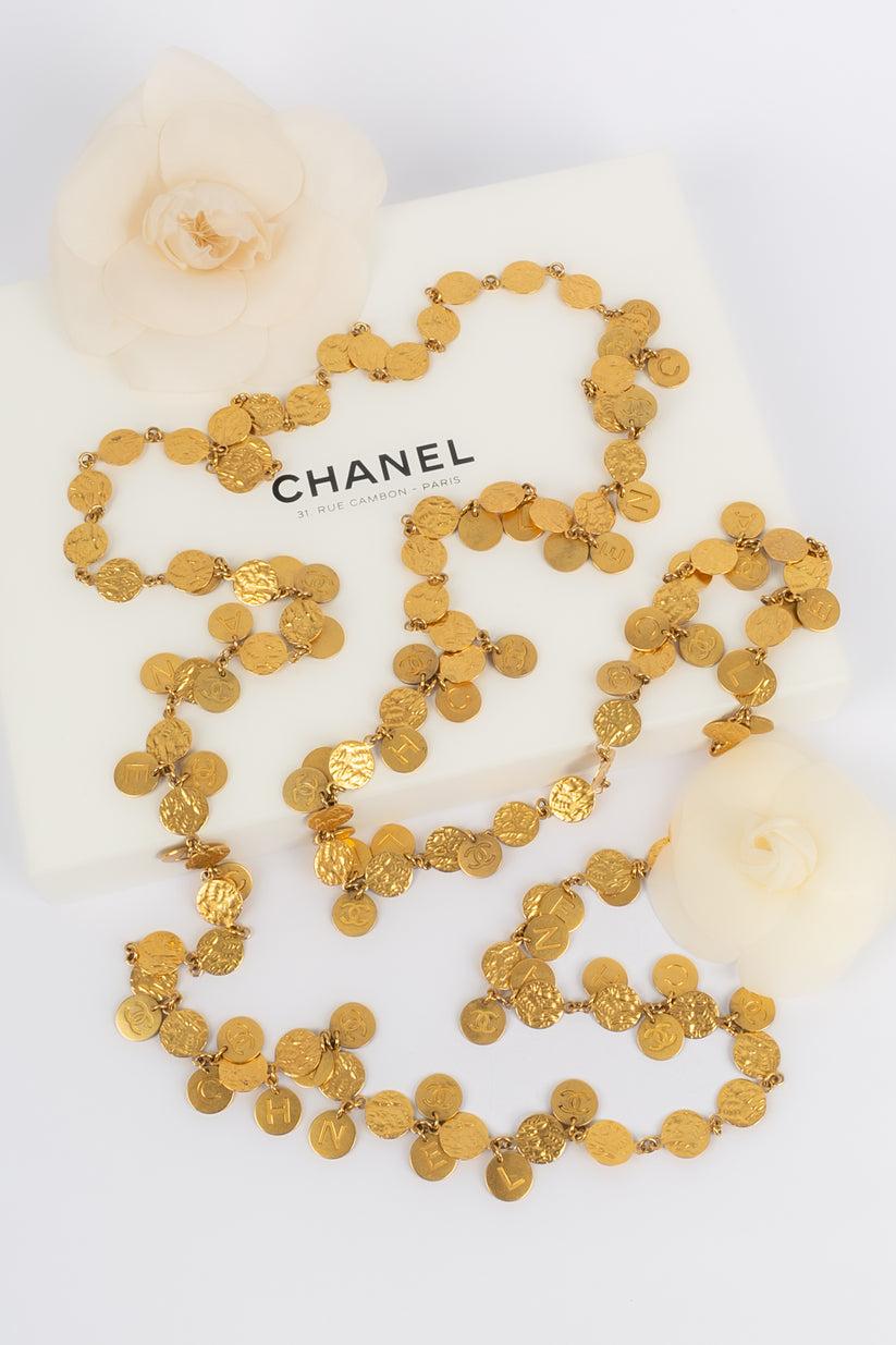 Chanel - (Made in France) Sautoir composé de pastilles de métal doré. Collection printemps-été 1993.

Informations complémentaires :
Dimensions : Longueur : 185 cm
Condit : Très bon état.
Numéro de référence du vendeur : CB201
