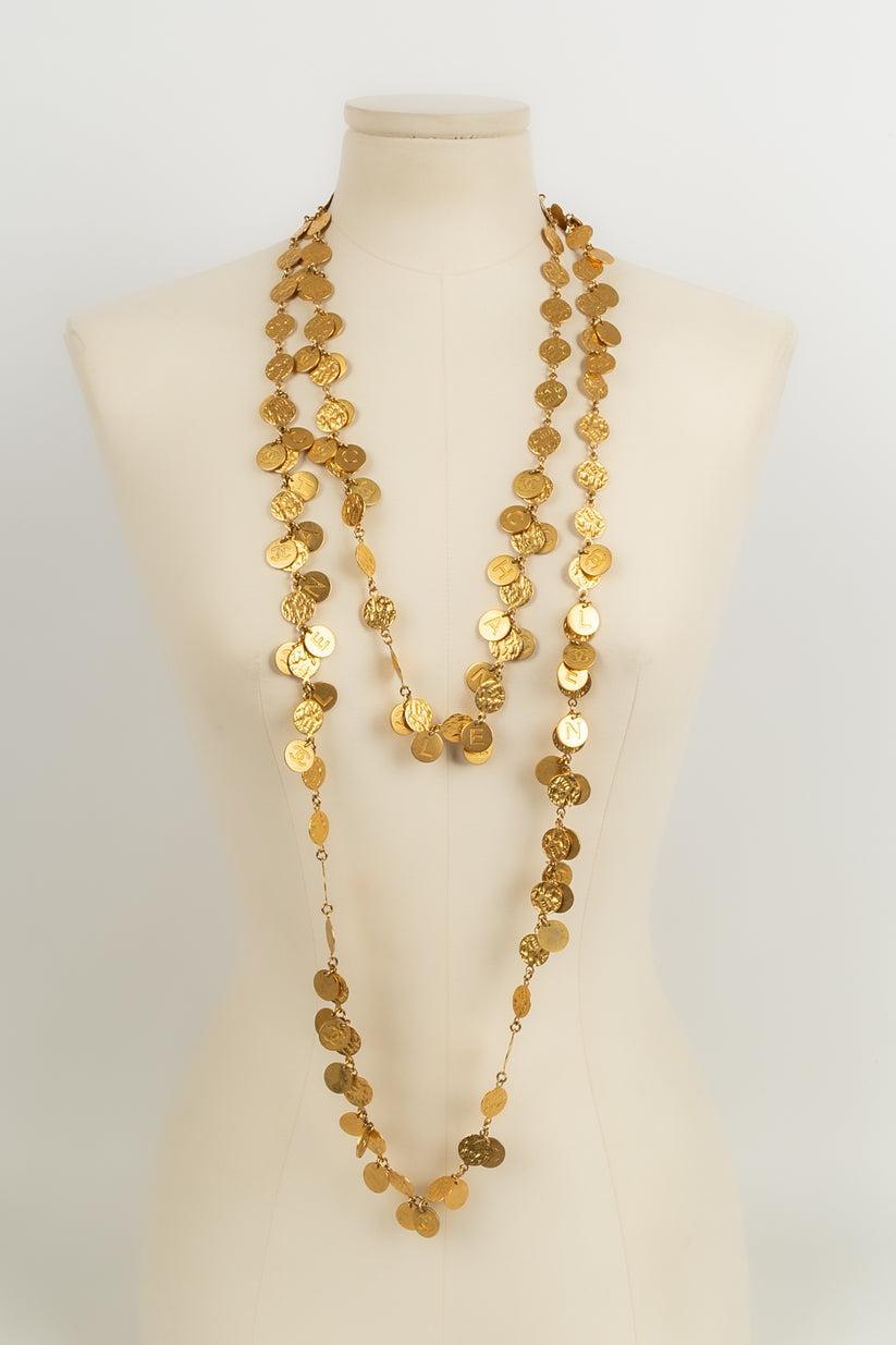 Chanel Long Necklace in Golden Metal Pastilles In Excellent Condition For Sale In SAINT-OUEN-SUR-SEINE, FR