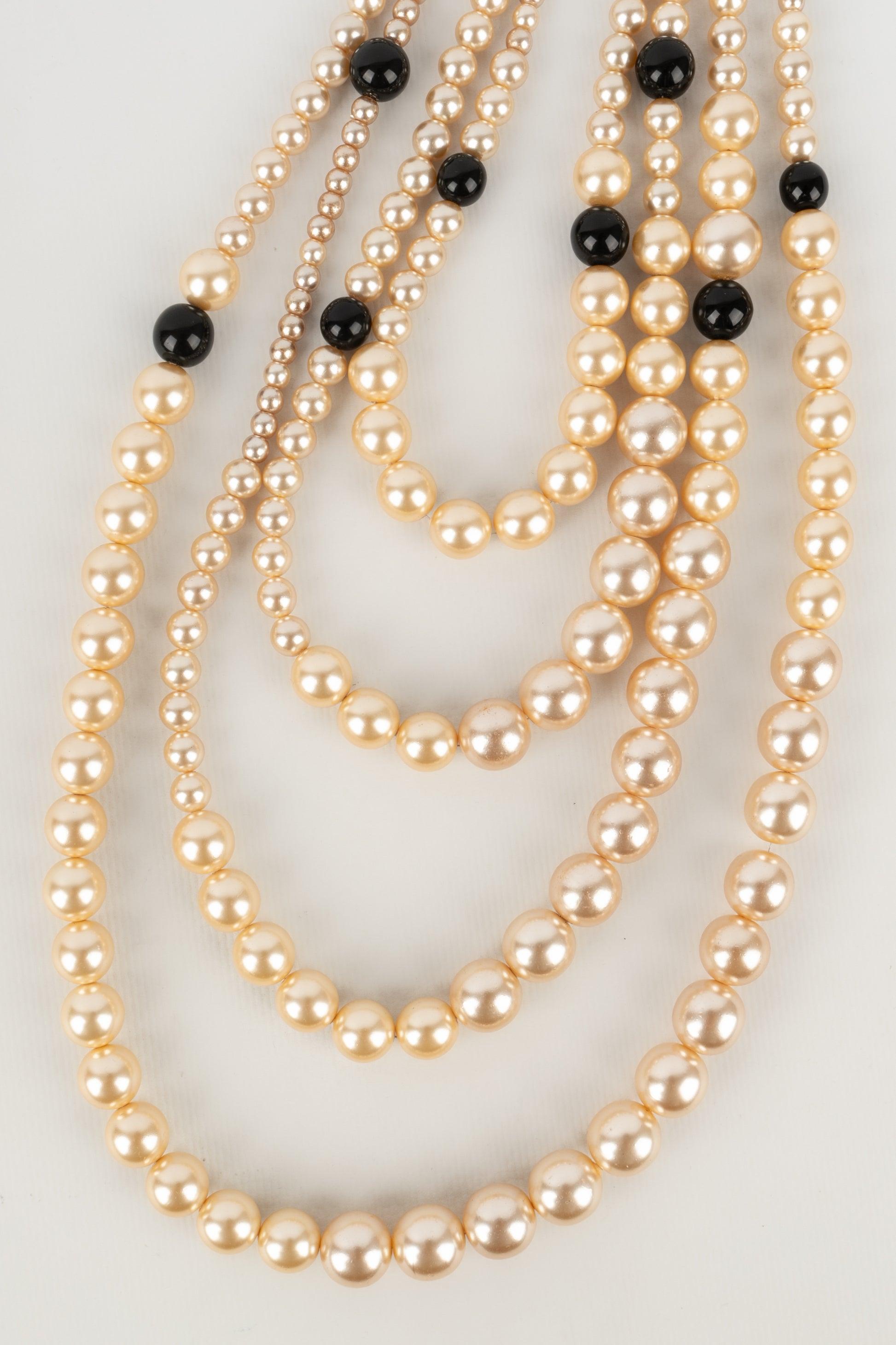 Chanel - Long necklace with costume pearls and black glass pearls. 2003 Spring-Summer Collection.

Additional Information:
Condition: Very good condition
Dimensions: Length of the shorter row: 80 cm
Period: 21st Century

Seller Reference: CB239