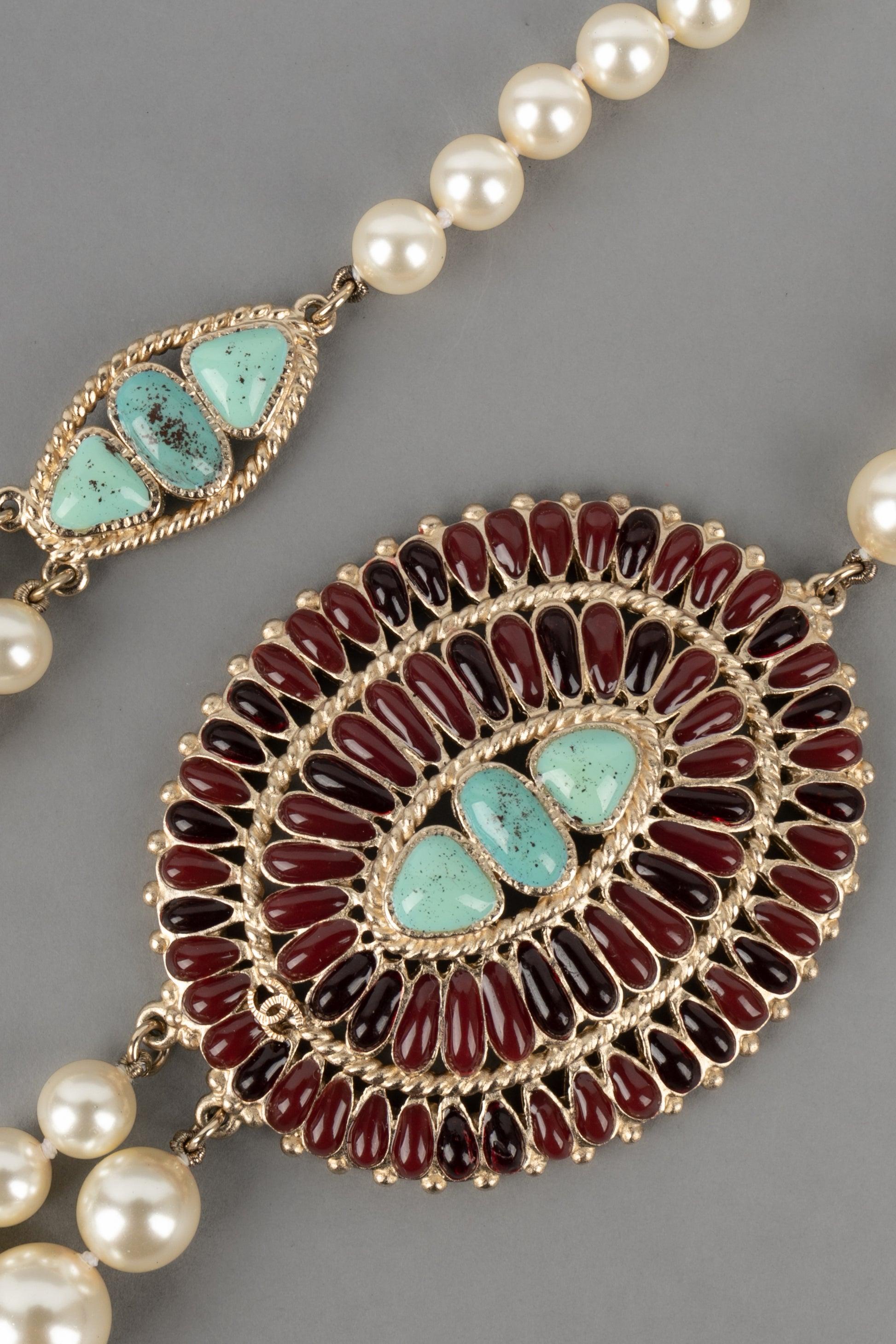Chanel - (Made in France) Long necklace with costume pearls and blue and burgundy resin medallions. 2014 Collection.

Additional Information:
Condition: Very good condition
Dimensions: Length of te shorter row: from 94 cm to 97 cm
Period: 21st