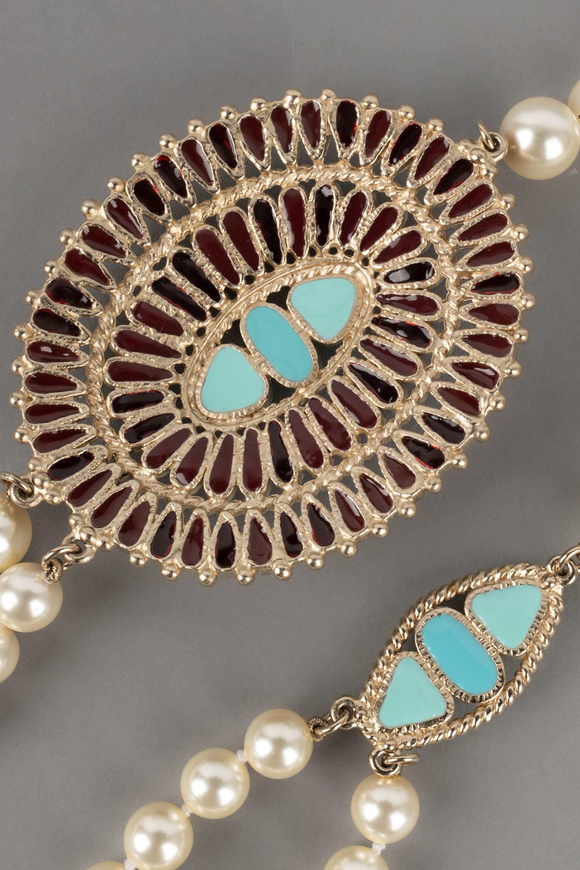Chanel Long Necklace with Pearls and Blue and Burgundy Resin Medallions, 2014 In Excellent Condition In SAINT-OUEN-SUR-SEINE, FR