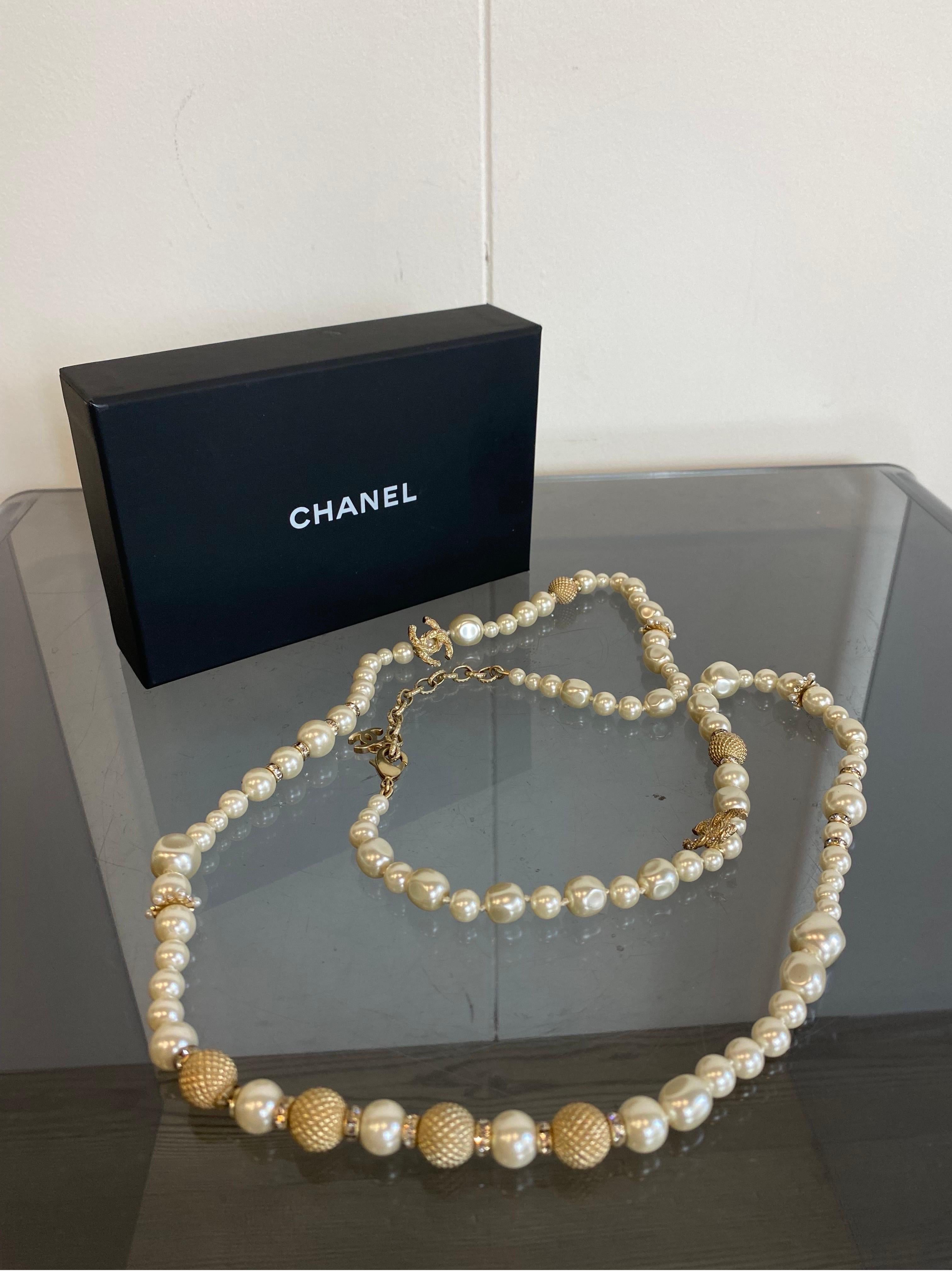 Collana lunga di Chanel con perle e strass
Collana di perle Chanel con strass sia sul logo 'CC' che altrove.
Mancano 3 pietre come mostrato nella foto.
Si alternano perle più grandi e perle più piccole. Altre quantità di chiusura. In alcuni punti le