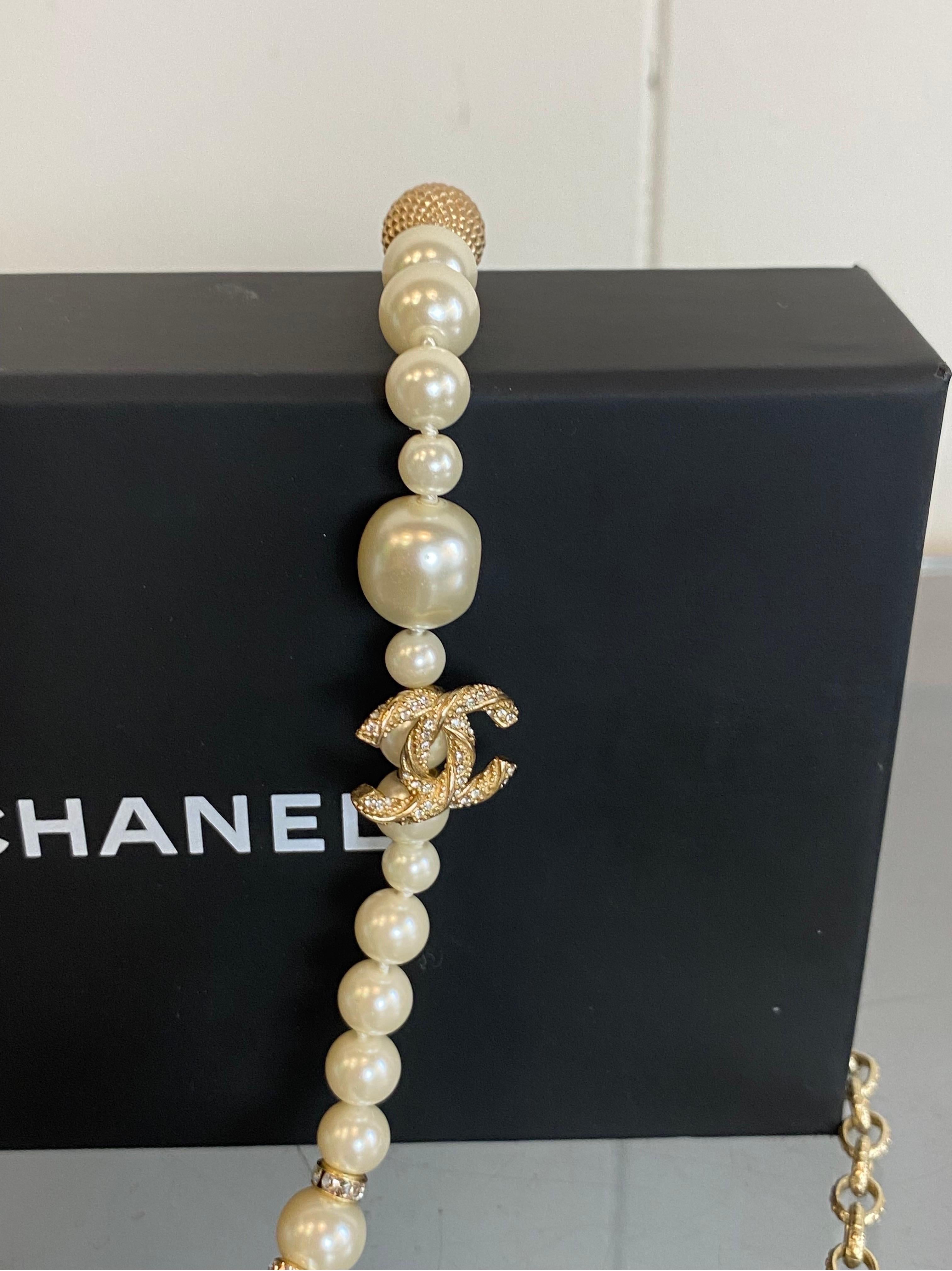Beige Collana lunga di Chanel con perle e strass in vendita