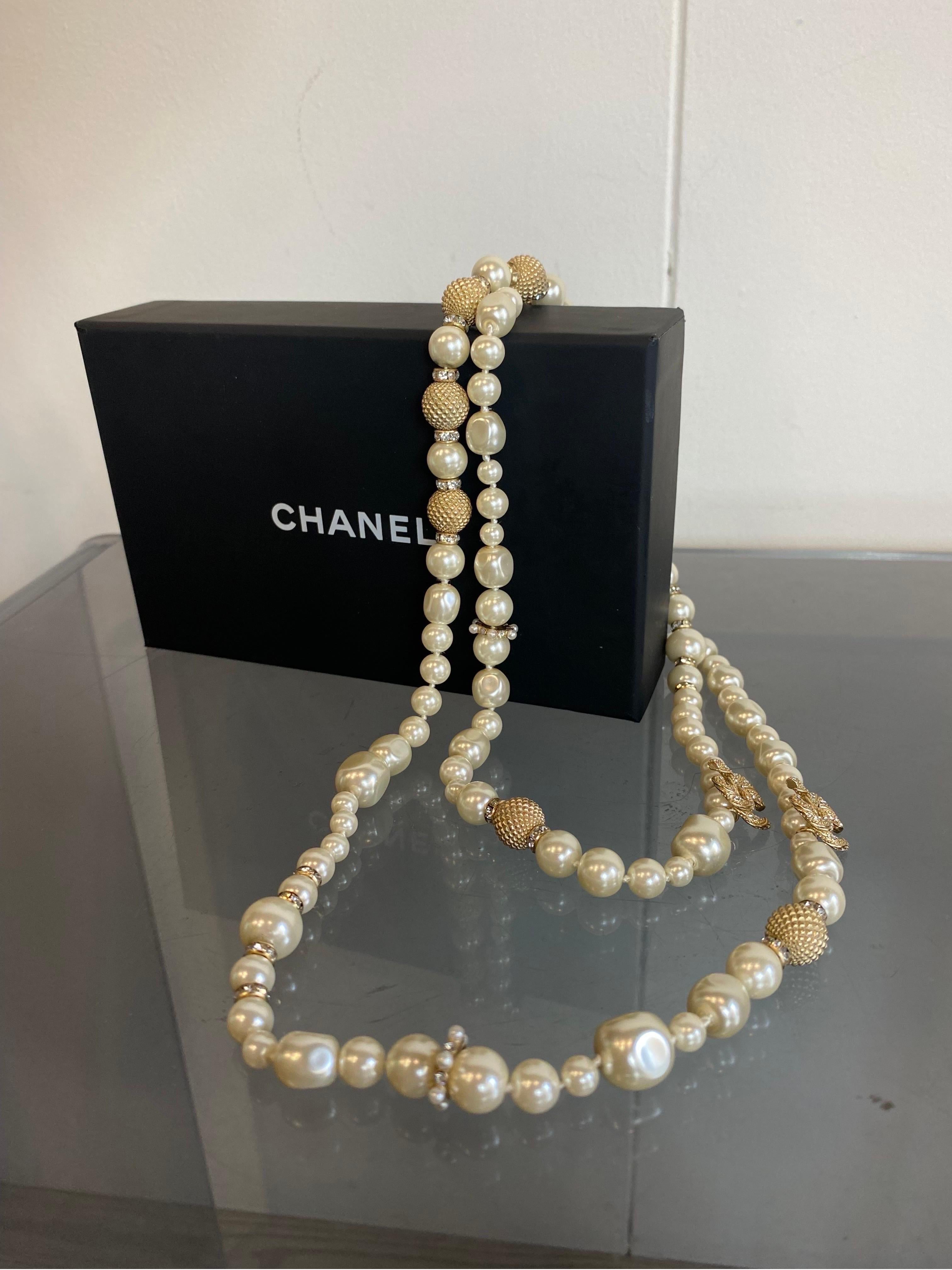 Collana lunga di Chanel con perle e strass In condizioni ottime in vendita a Carnate, IT