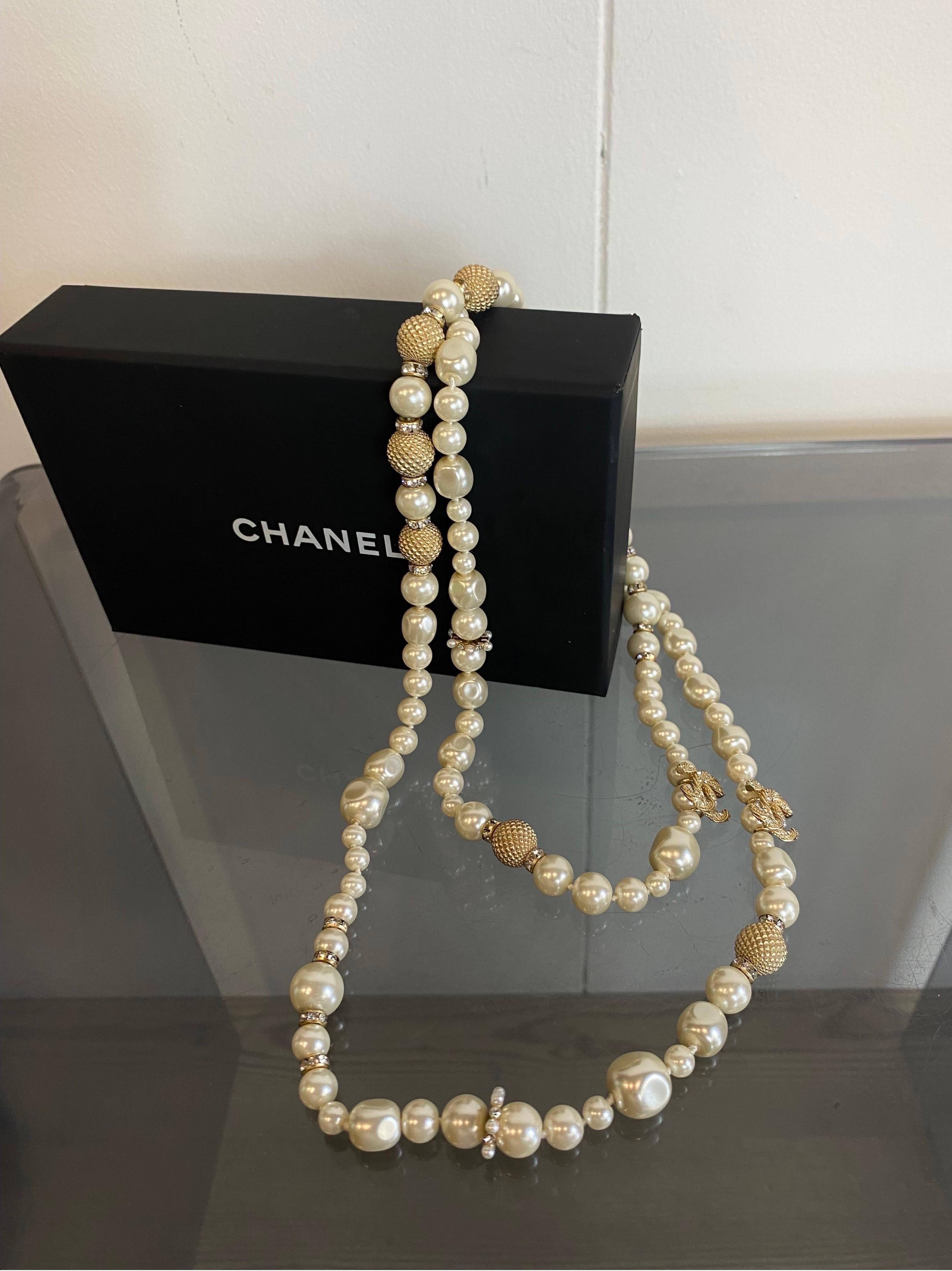 Collana lunga di Chanel con perle e strass in vendita 1