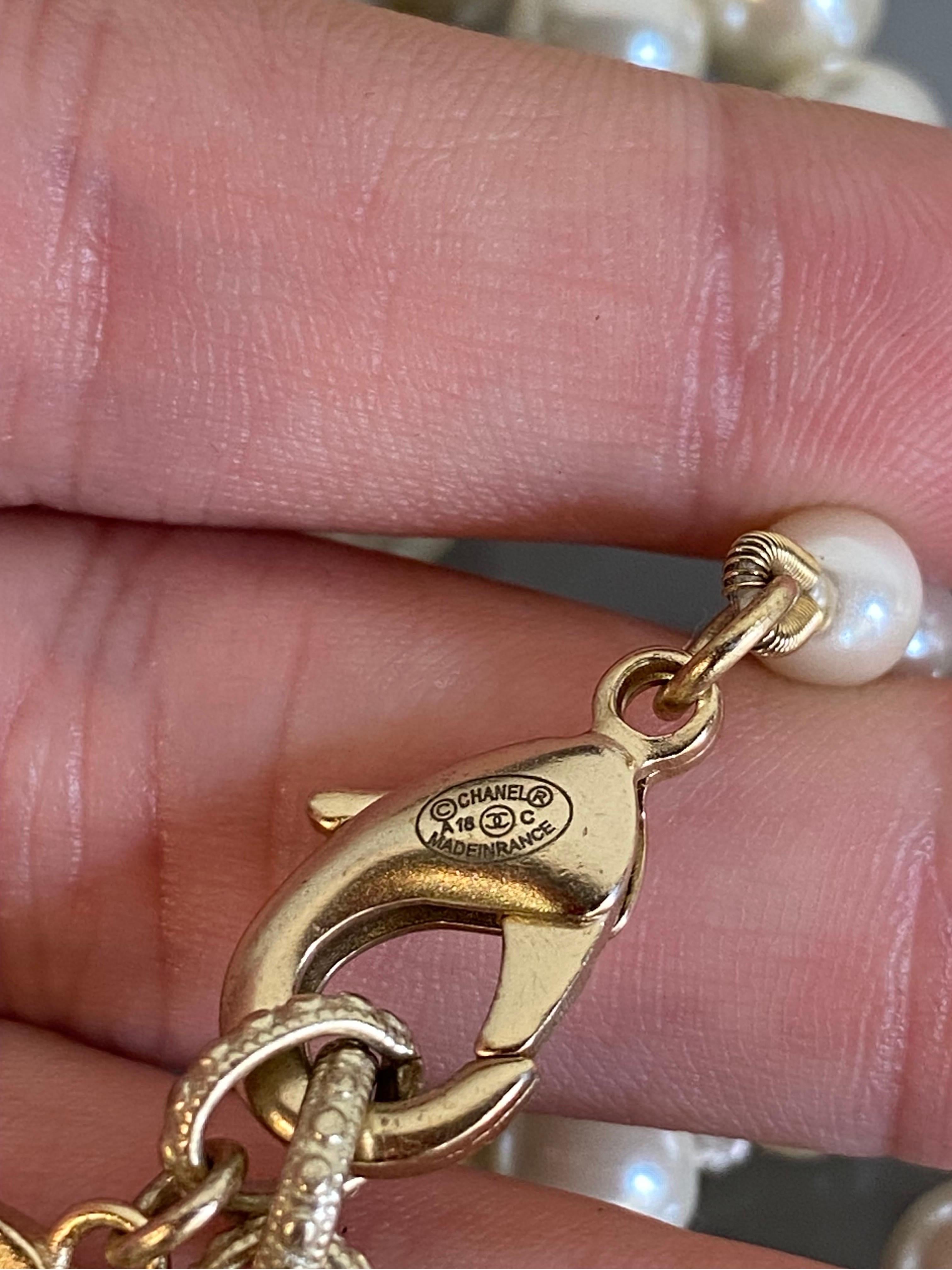 Collana lunga di Chanel con perle e strass in vendita 3