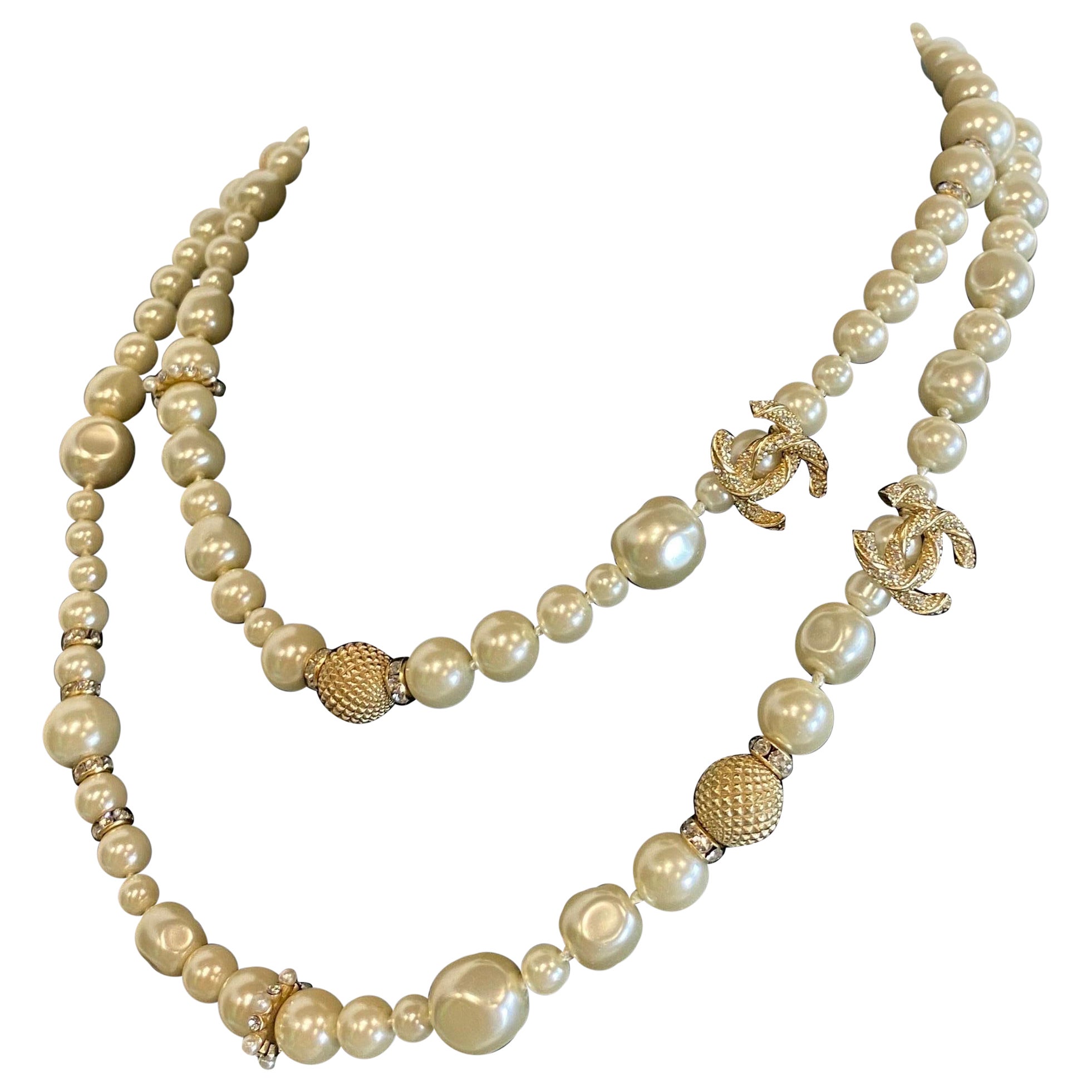 Collar largo Chanel con perlas y strass