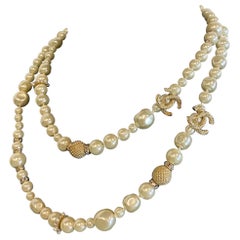 Sautoir Chanel avec perles et strass