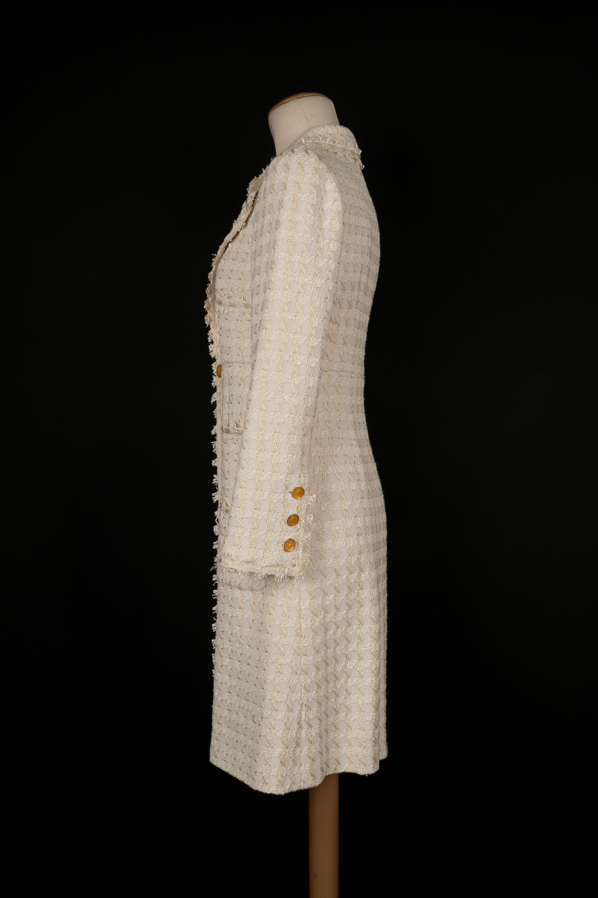 Chanel - (Made in France) Long off-white cotton tweed jacket with a silk lining. Size 36FR. 2005 Spring-Summer Collection under the direction of Karl Lagerfeld.

Additional information: 
Condition: Very good condition
Dimensions: Shoulder width: 38