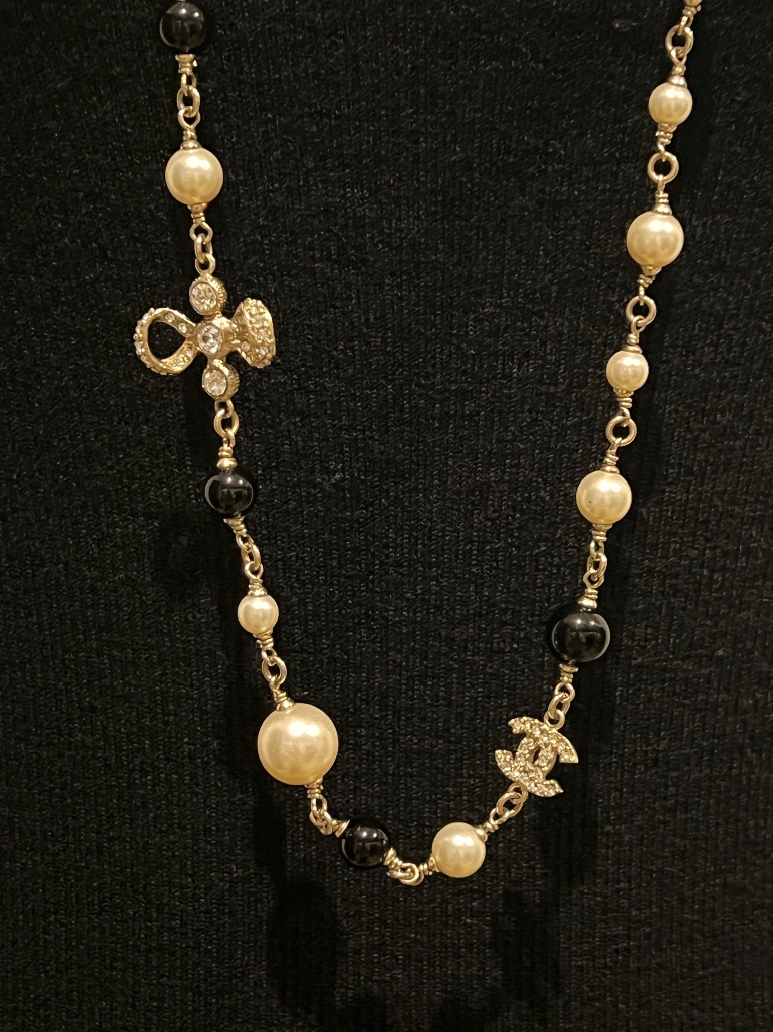 Chanel CC necklace with pearls and crystal bows. 

Faux pearls and crystals
Total length 162 cm
Portable to 1,2 or 3 turns
With box
Perfect condition