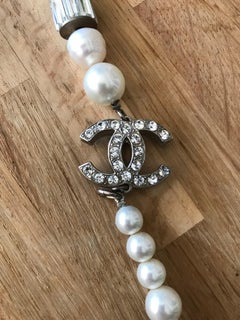 CHANEL Long pearl necklace